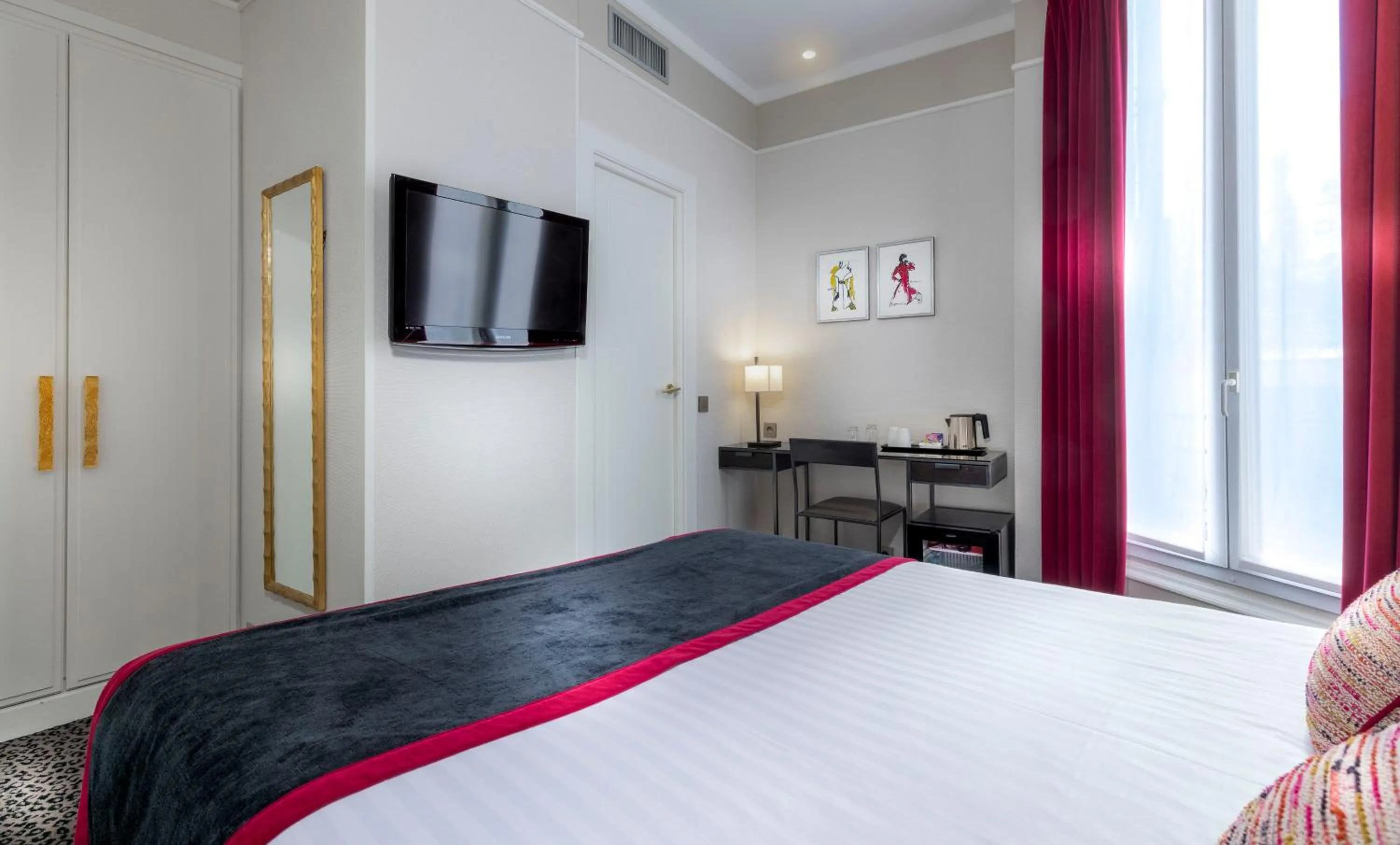 Photo of the whole room, Bed in Hôtel Du Bois Champs-Elysées