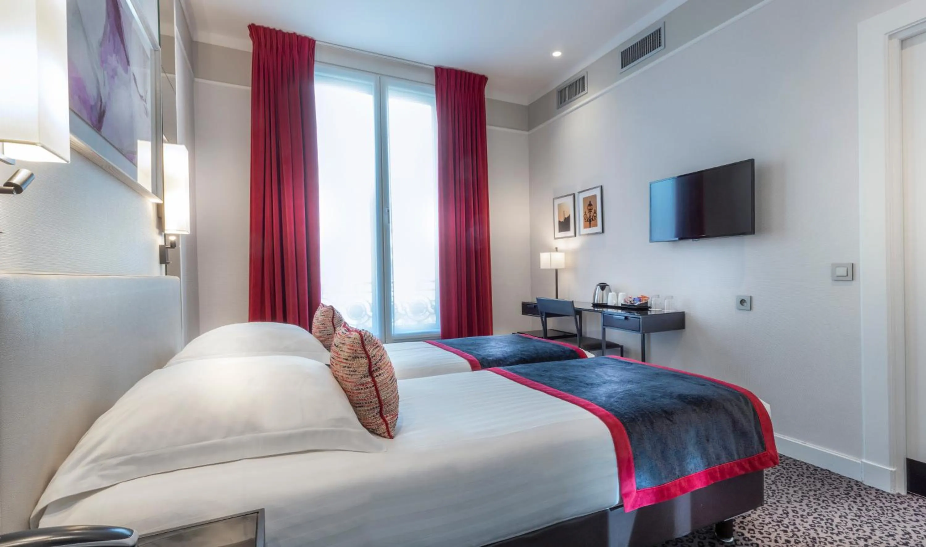 Photo of the whole room, Bed in Hôtel Du Bois Champs-Elysées