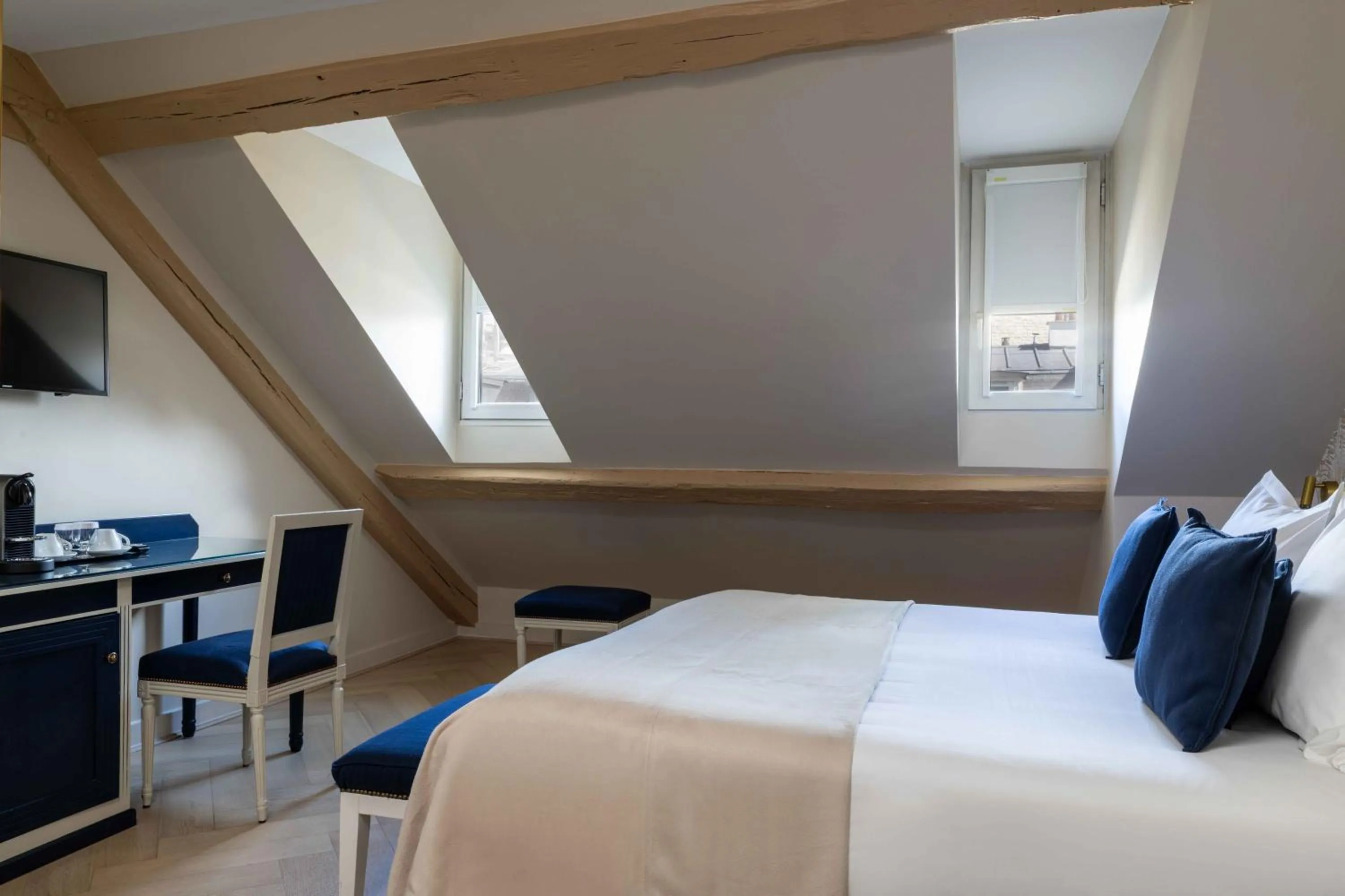 Bed in Queen Mary Opera