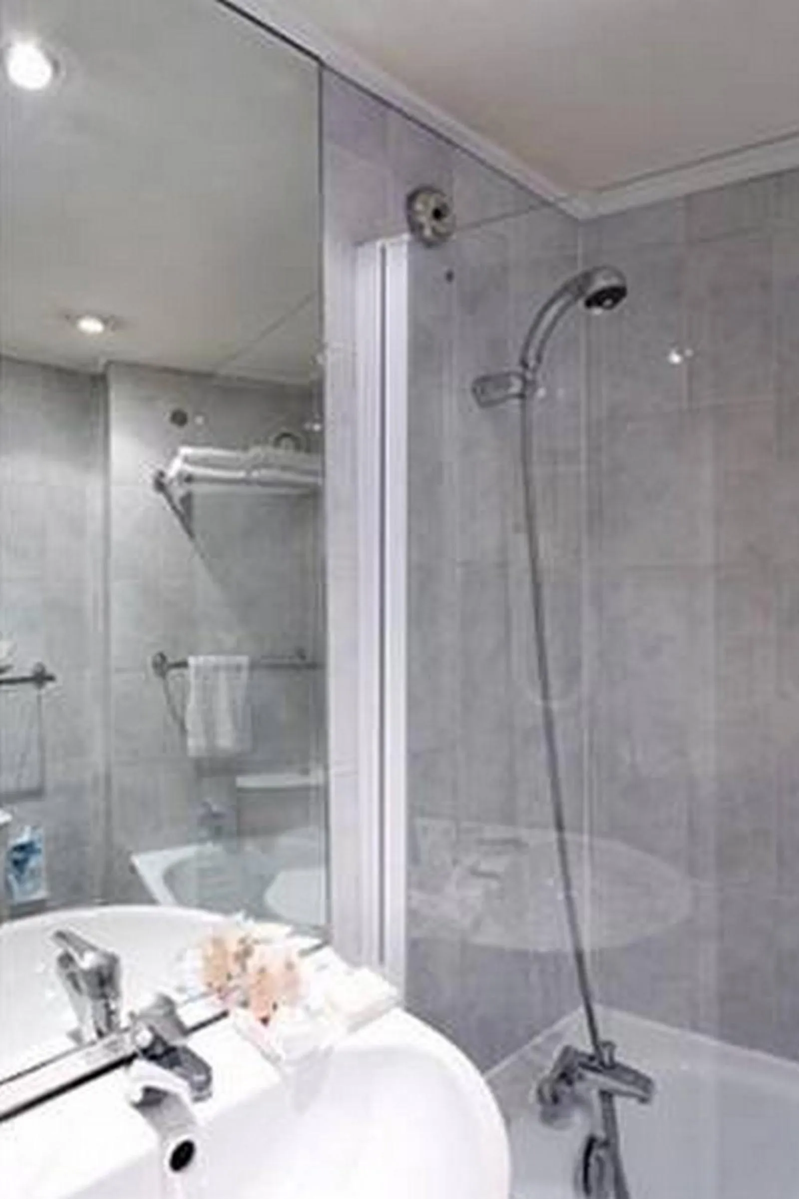 Bathroom in Queen Mary Opera