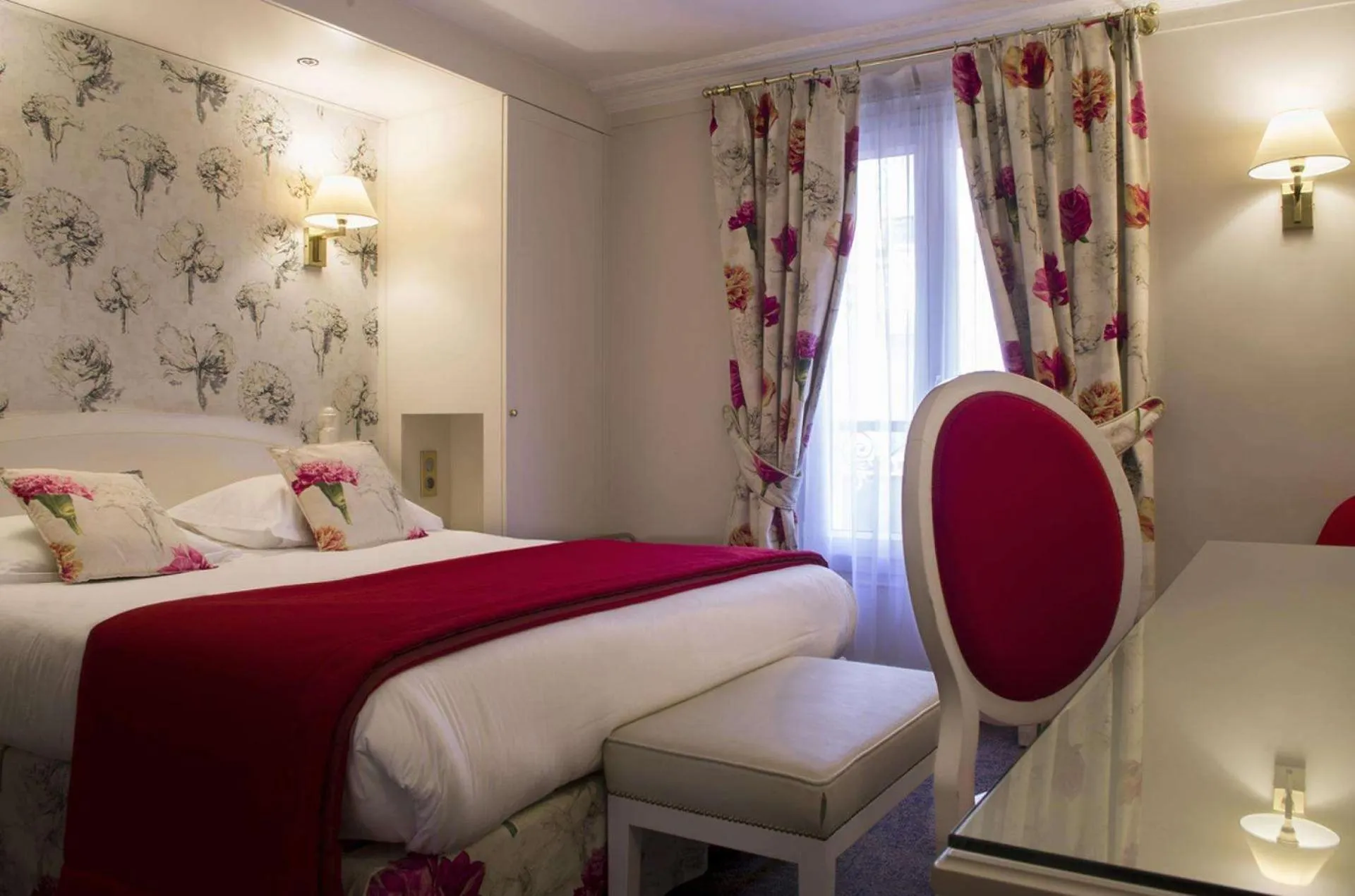 Bedroom, Bed in Queen Mary Opera