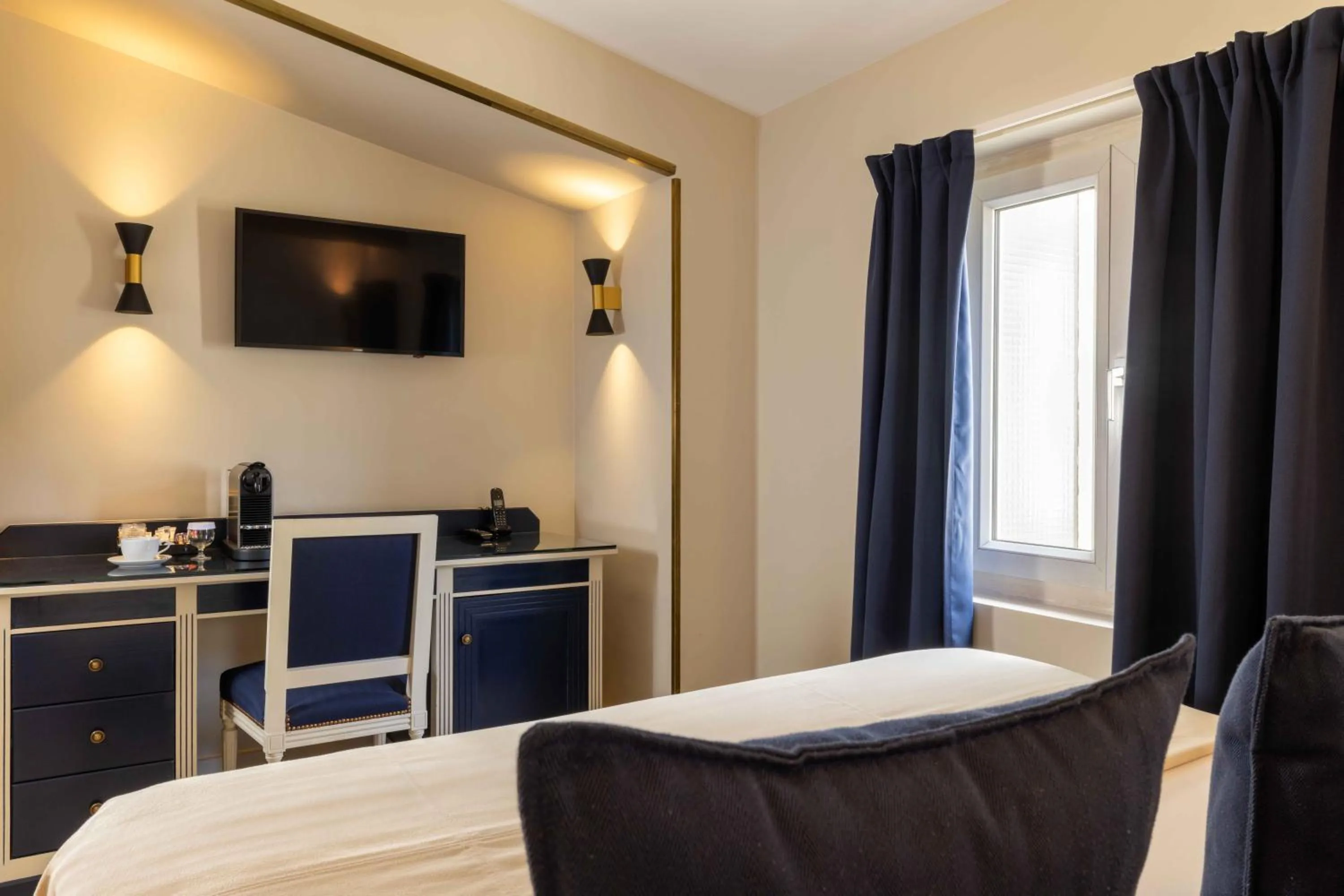 TV and multimedia, Bed in Queen Mary Opera