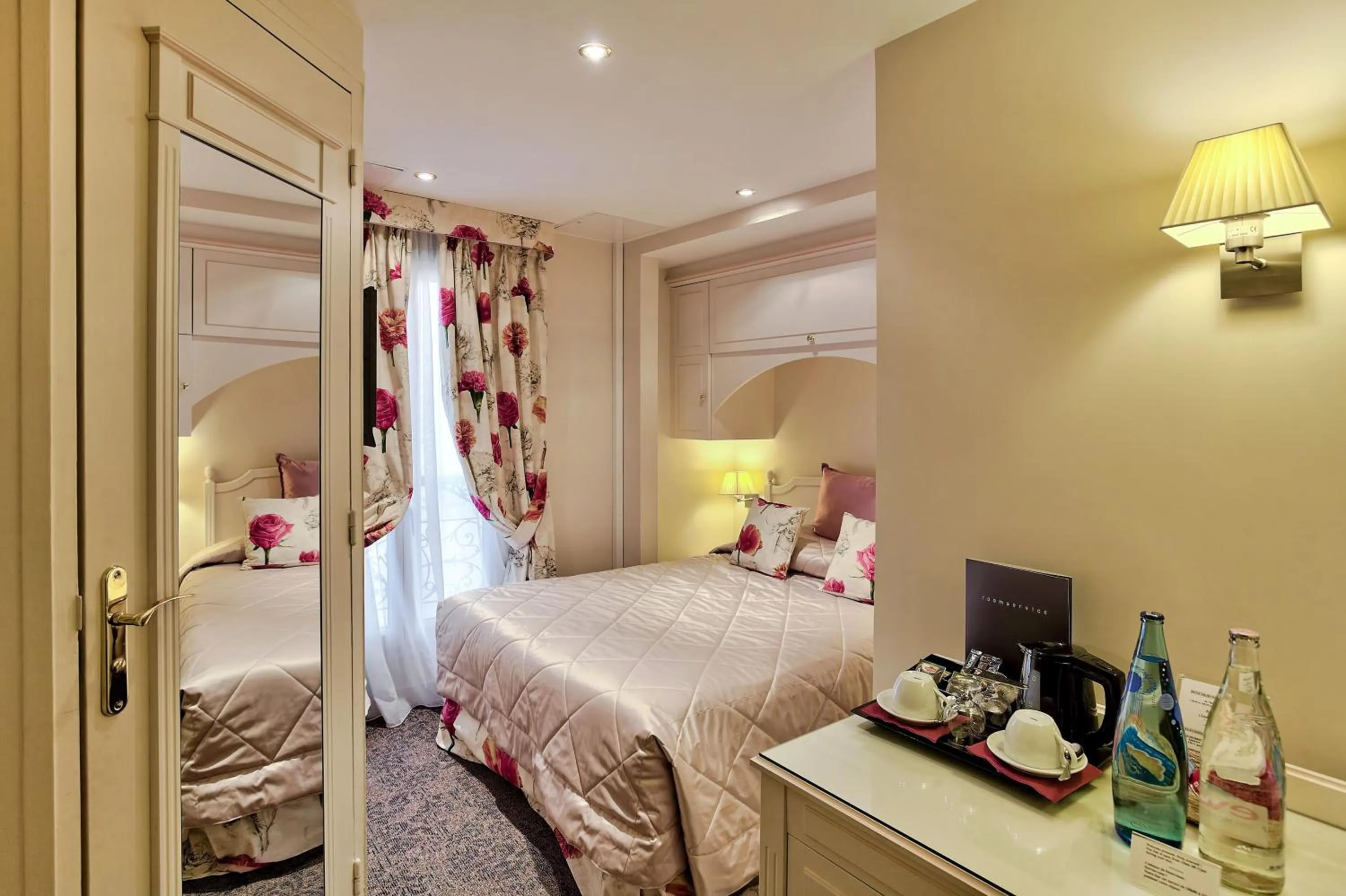 Coffee/tea facilities, Bed in Queen Mary Opera