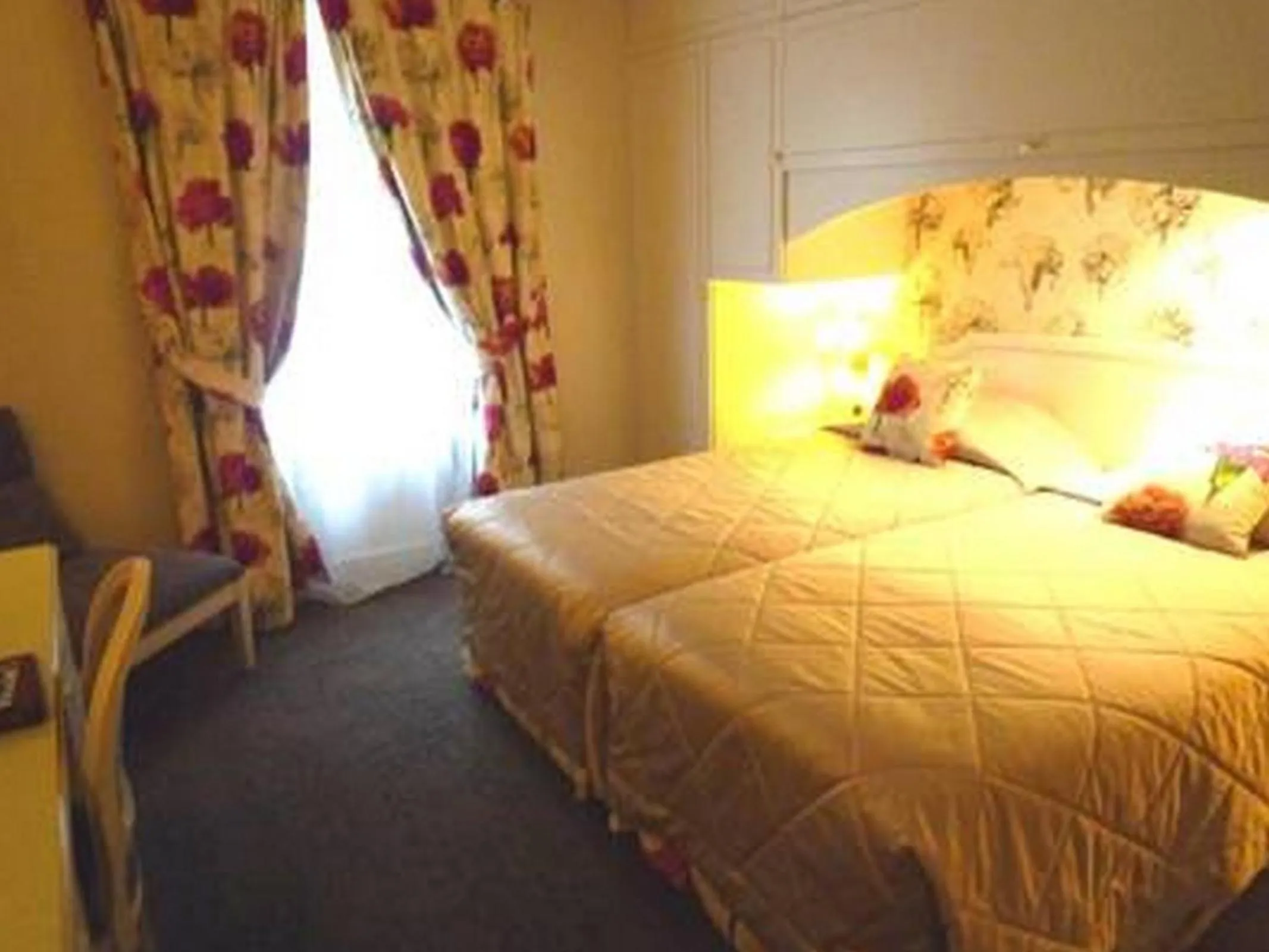 Photo of the whole room, Bed in Queen Mary Opera