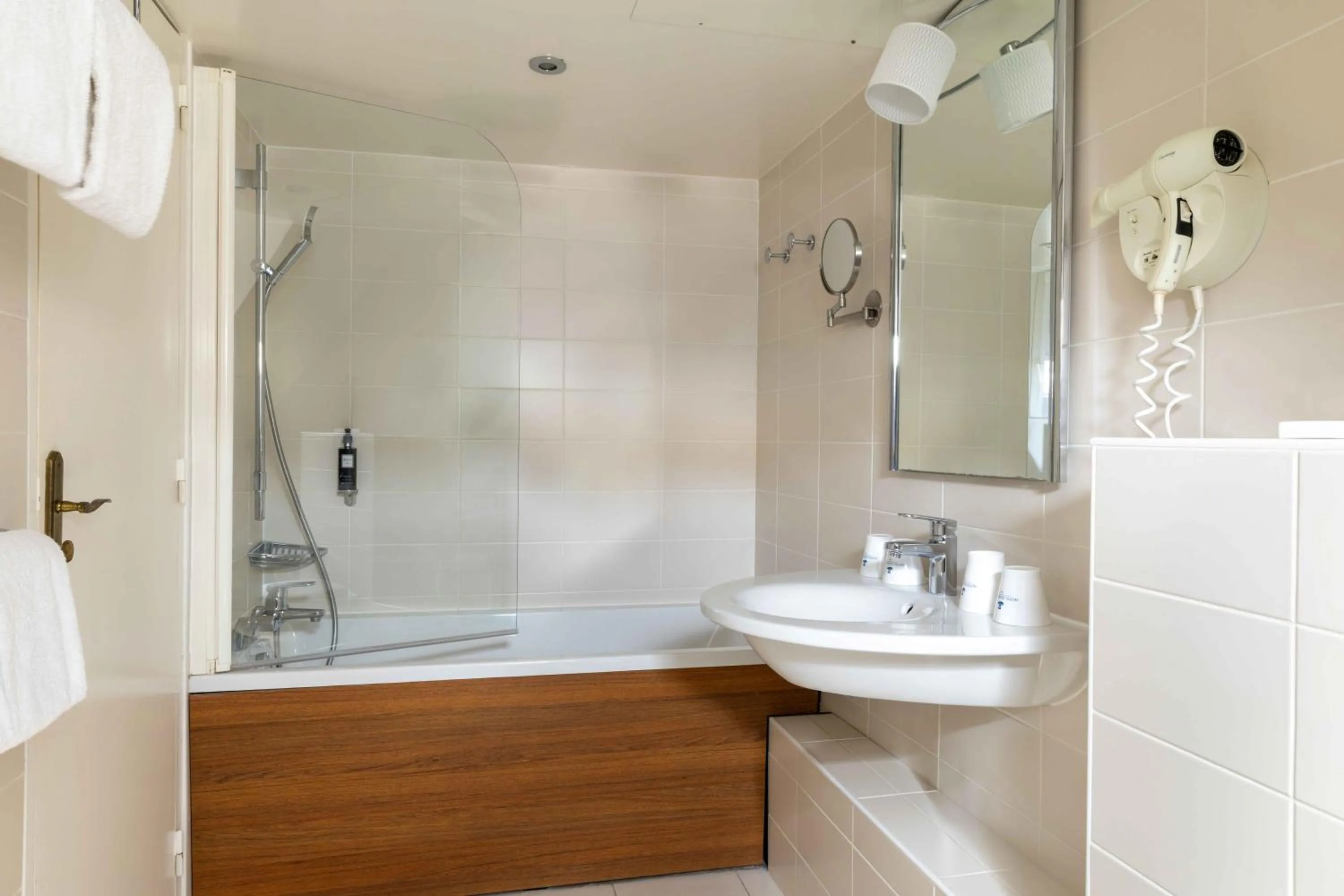 Shower in Queen Mary Opera