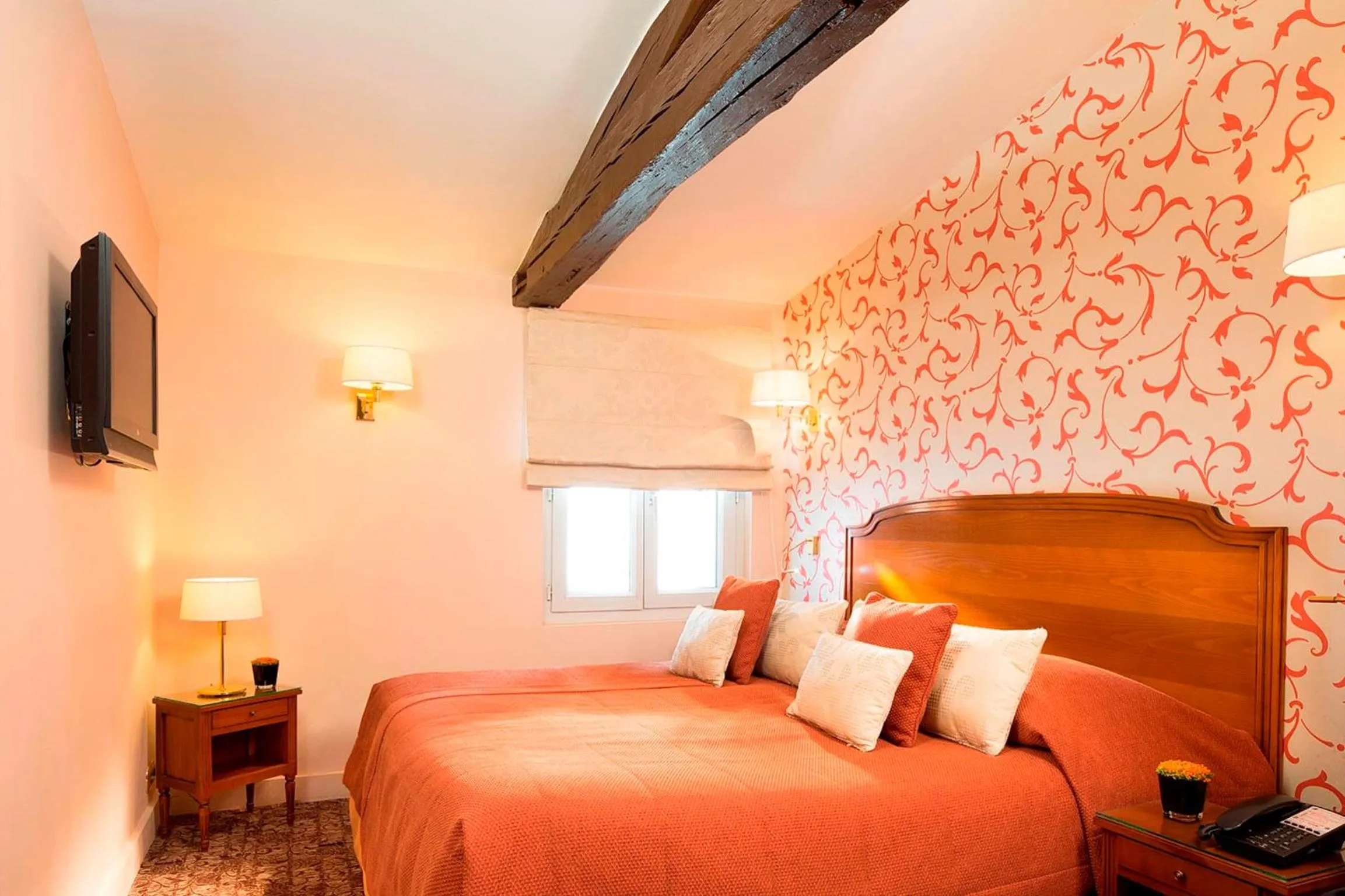 Bedroom, Bed in Queen Mary Opera