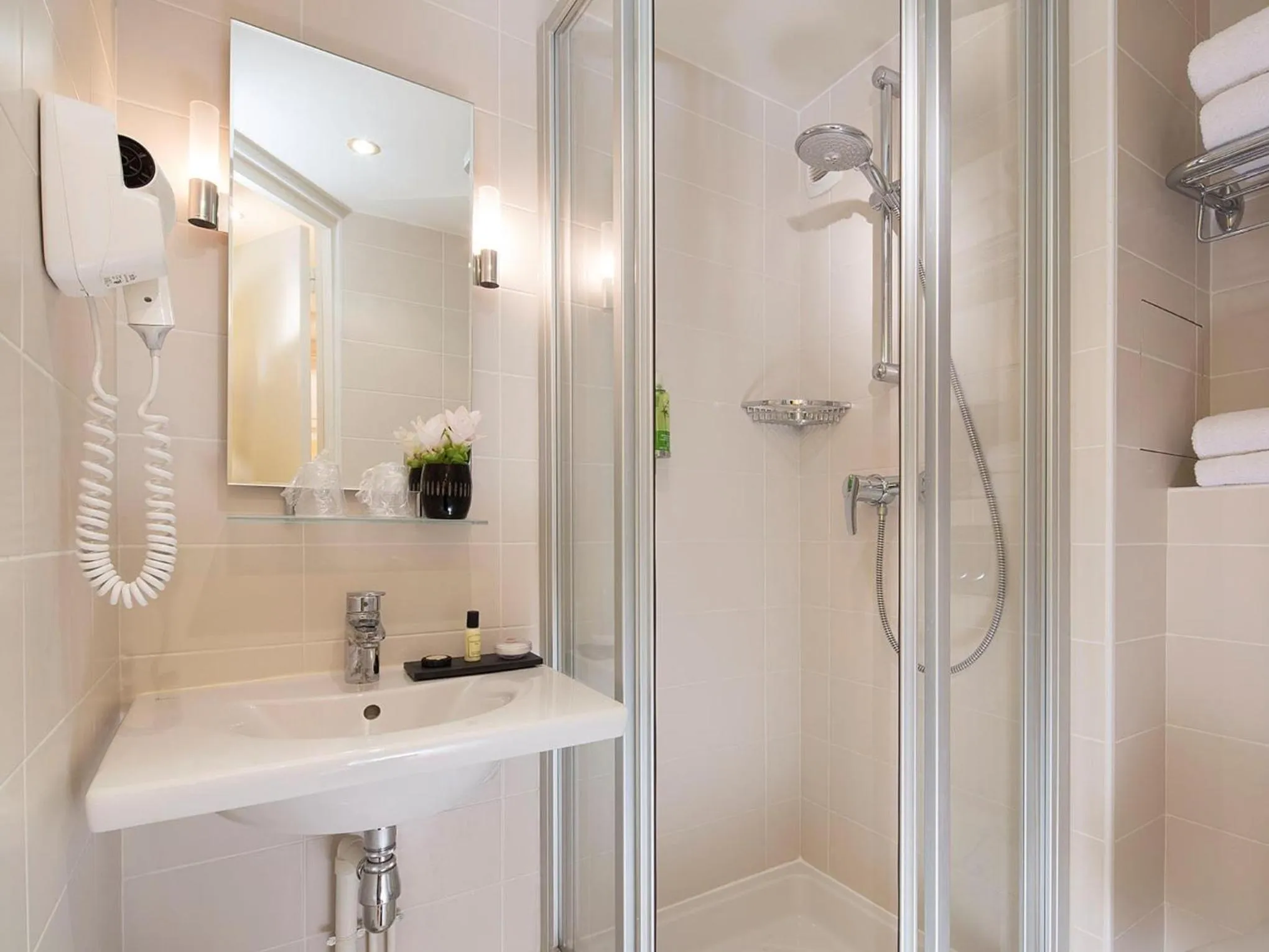 Shower in Queen Mary Opera