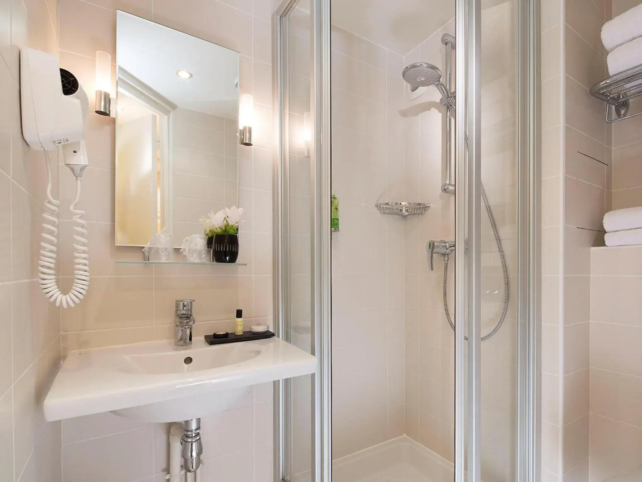 Deluxe Double or Twin Room in Queen Mary Opera Deluxe Double or Twin Room in Queen Mary Opera