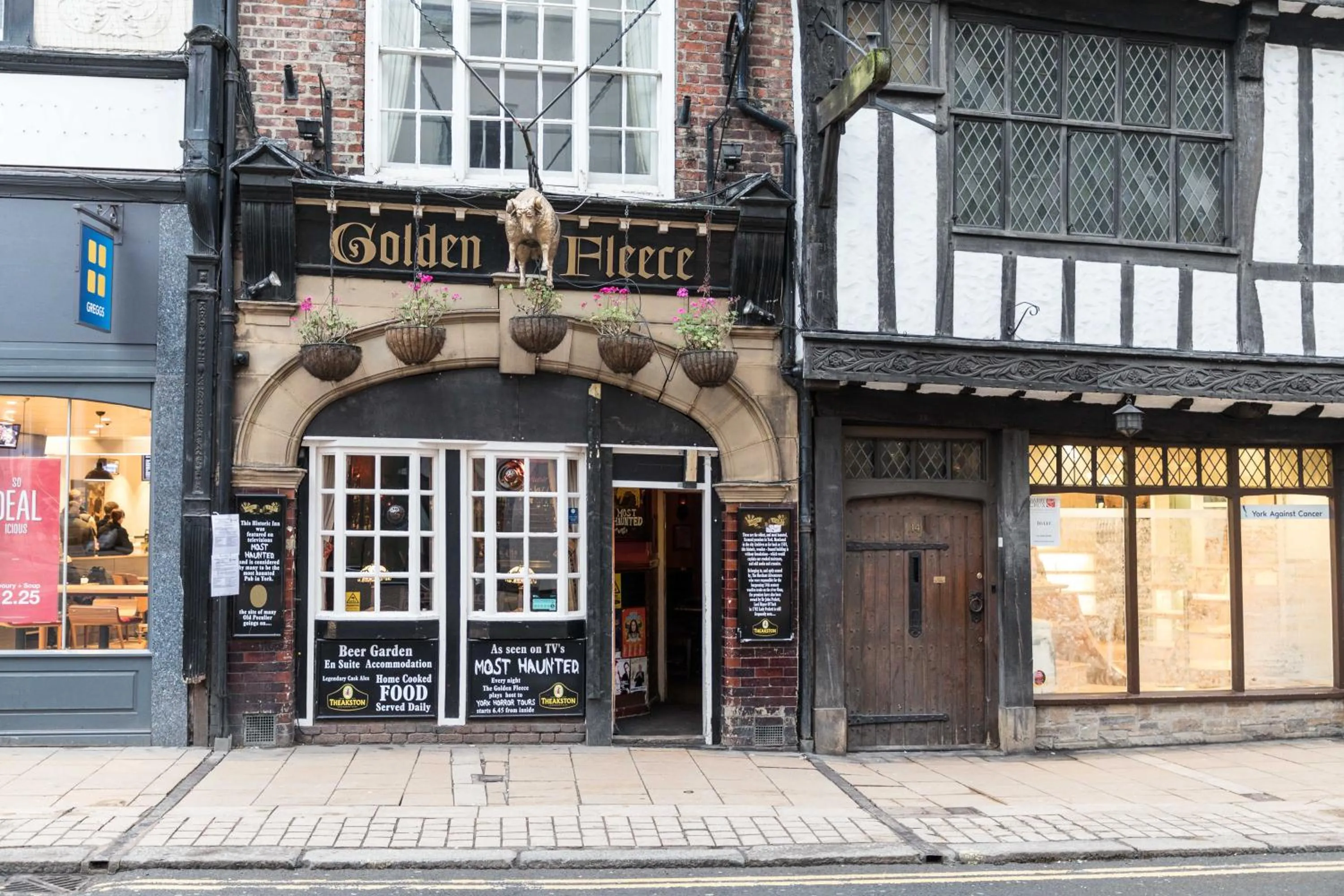 Facade/entrance in Golden Fleece York