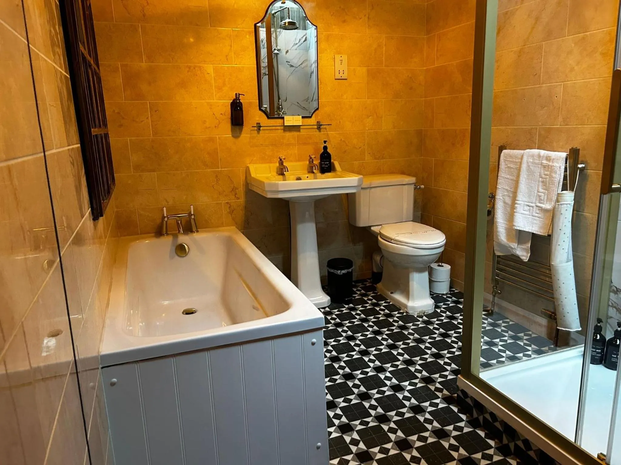 Shower in Golden Fleece York