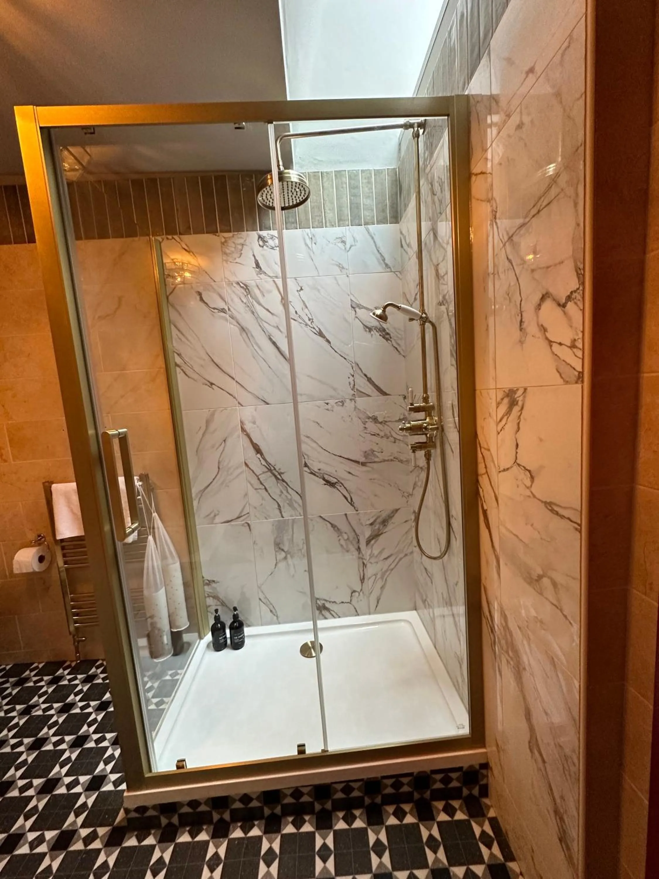Shower in Golden Fleece York