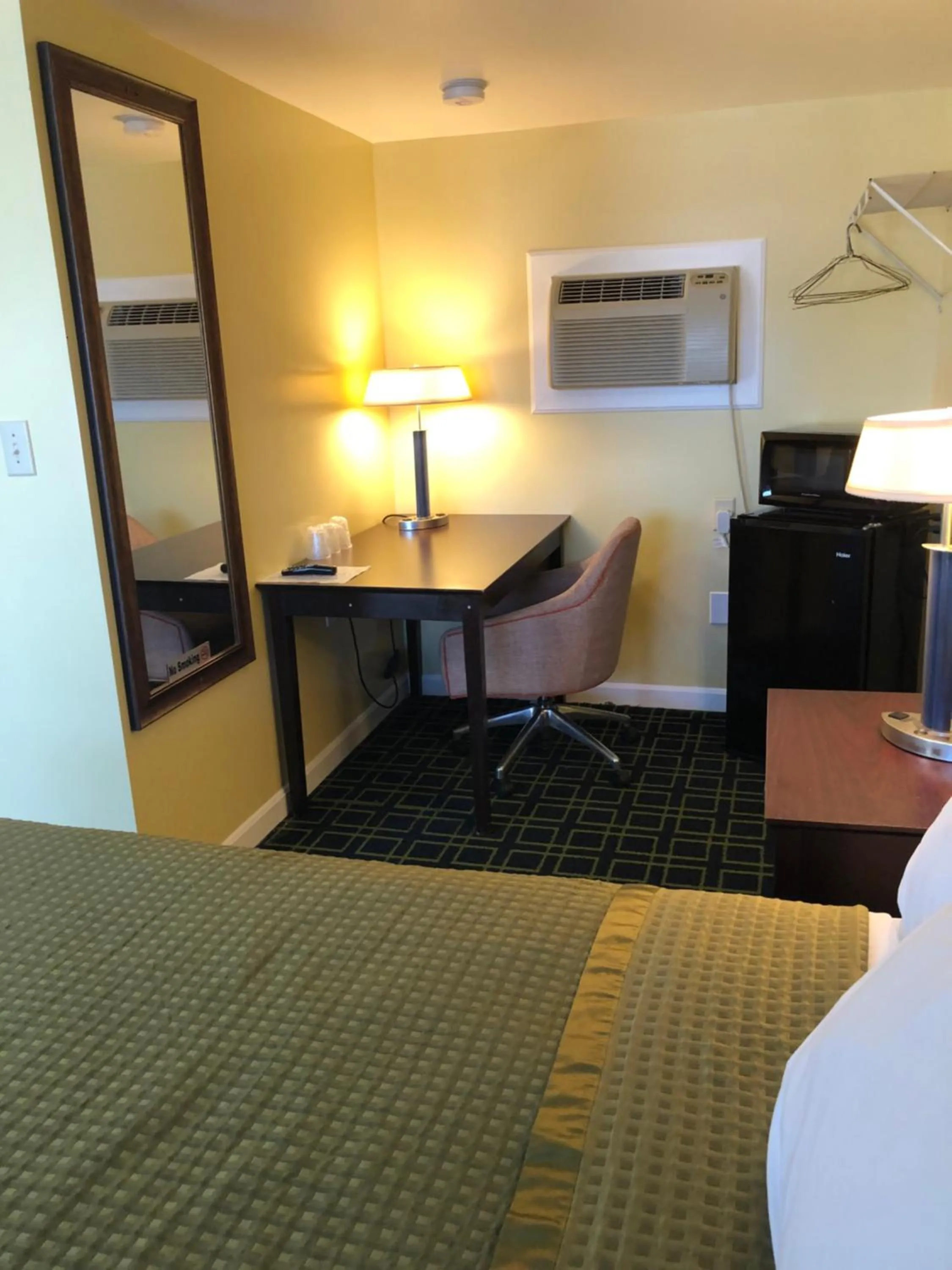 Seating area, Bed in Rosewood Motel