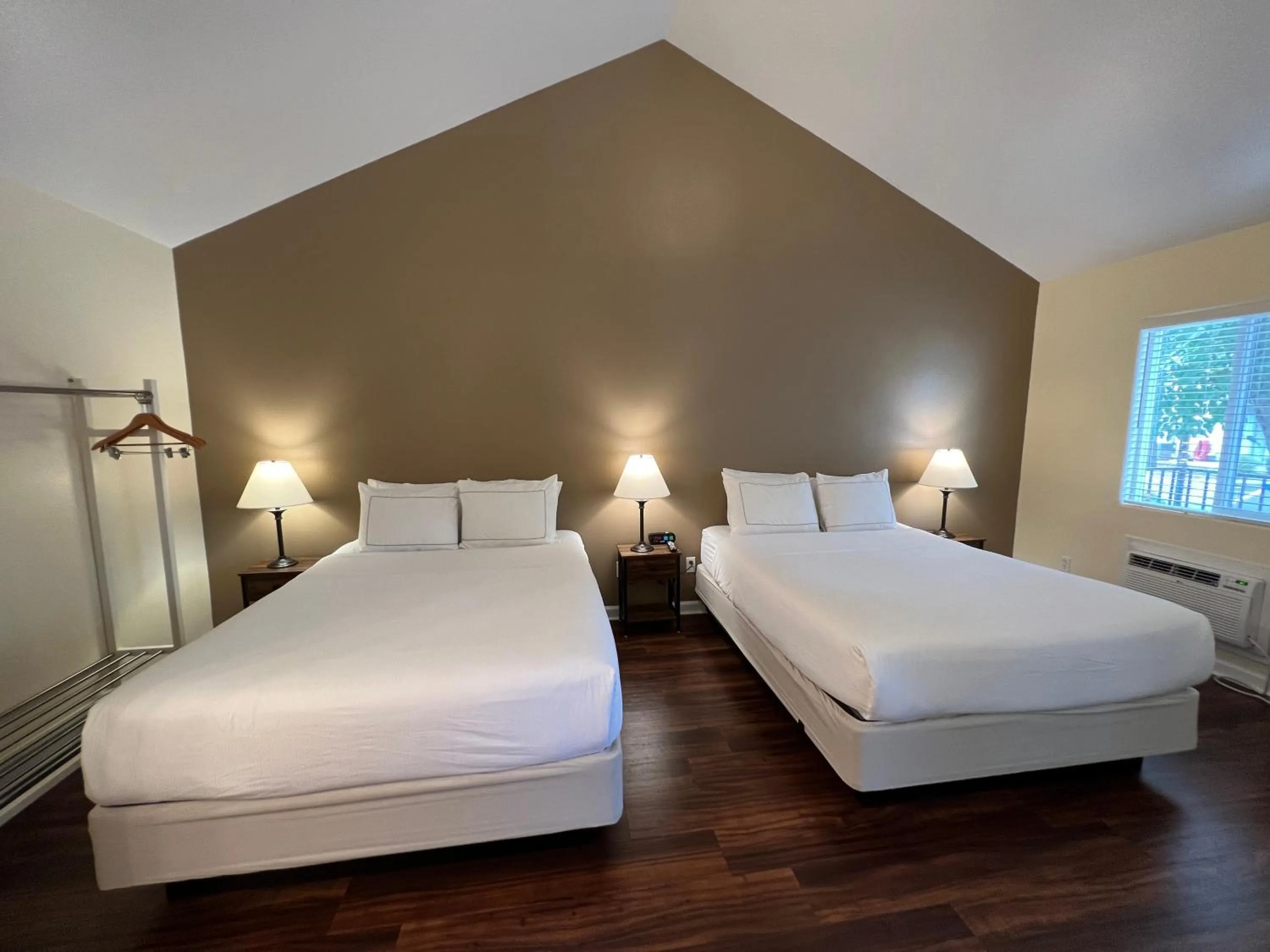 Bed in Clear Lake Cottages & Marina