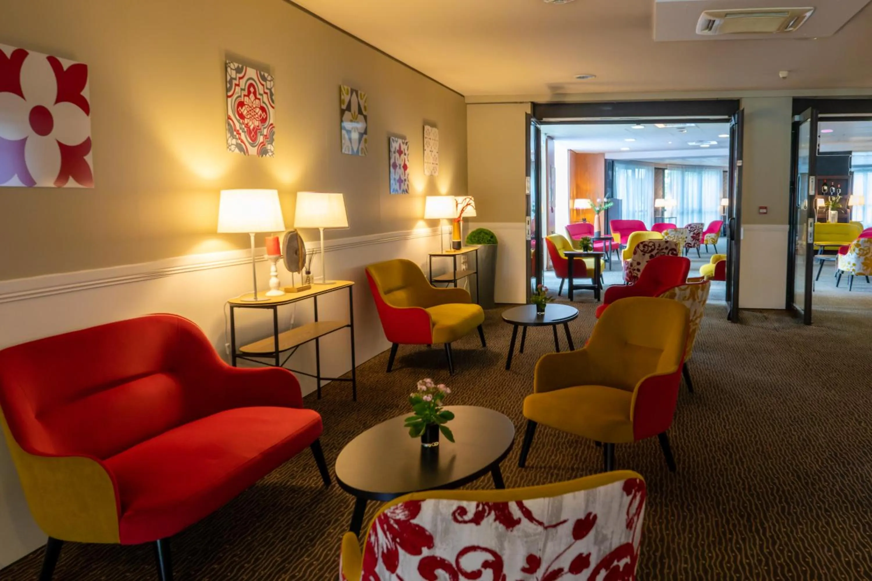 Lobby or reception in Le M & Spa Bordeaux Aéroport by Hôtels & Préférence