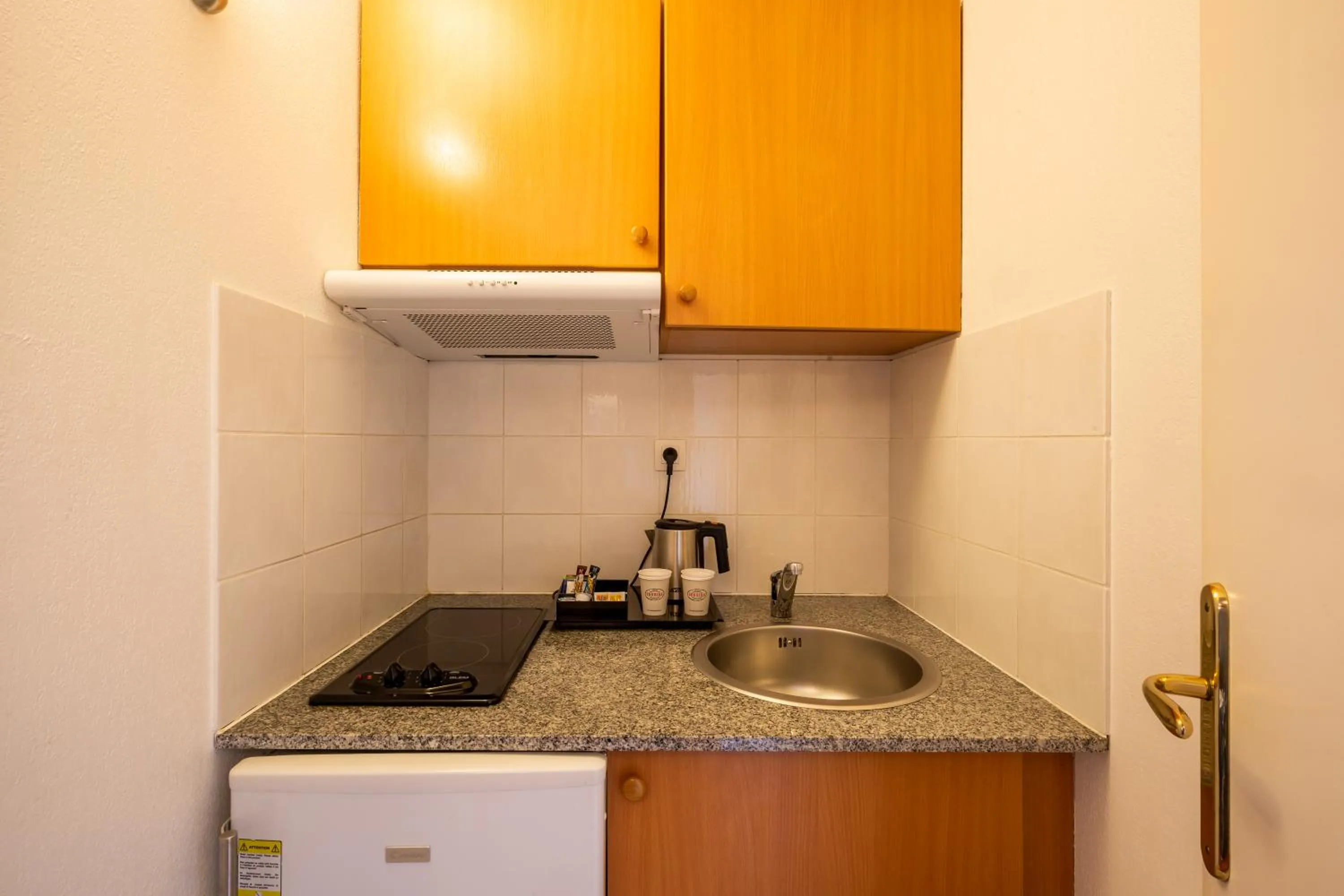 Kitchen or kitchenette in Le M & Spa Bordeaux Aéroport by Hôtels & Préférence