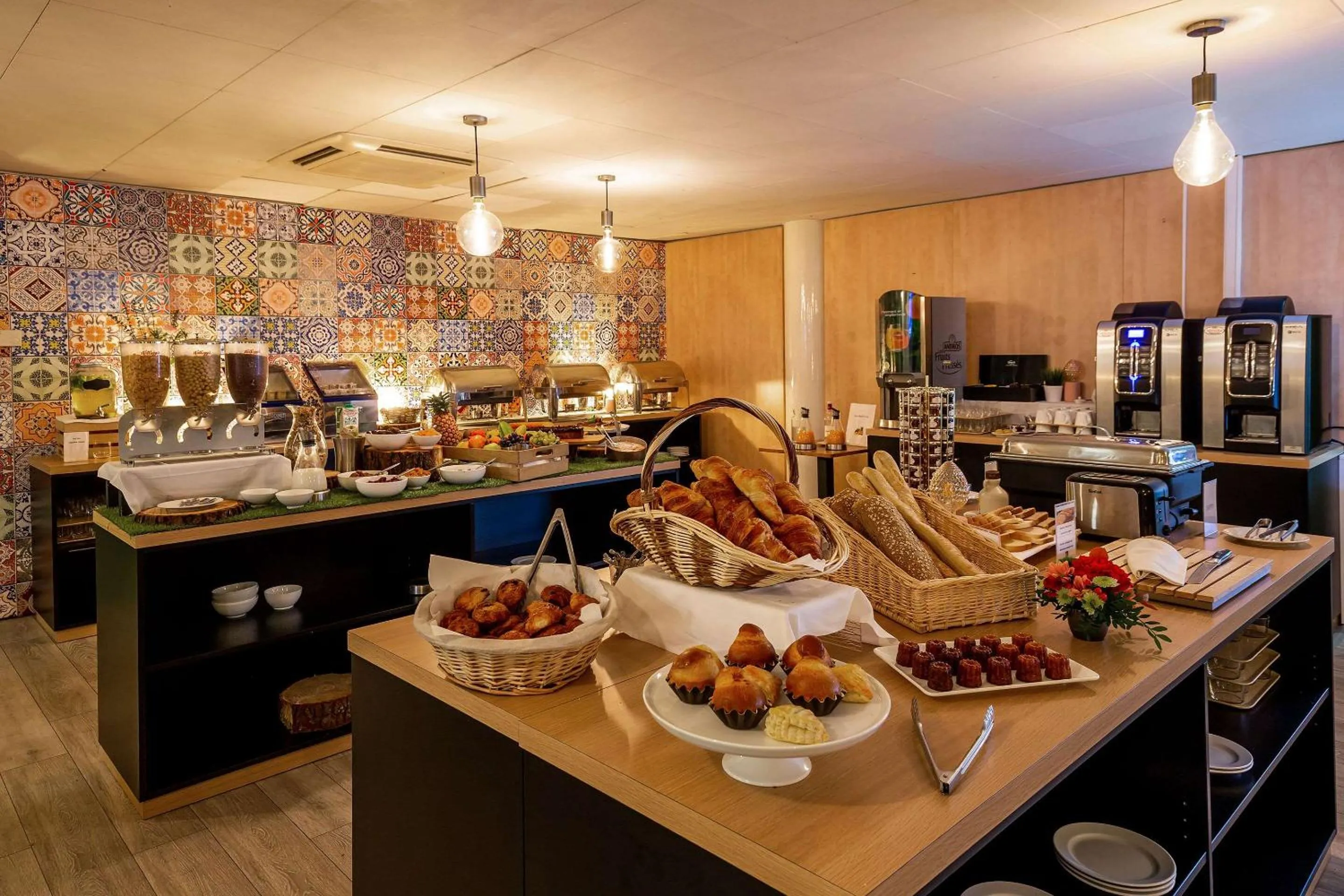 Restaurant/places to eat in Le M & Spa Bordeaux Aéroport by Hôtels & Préférence