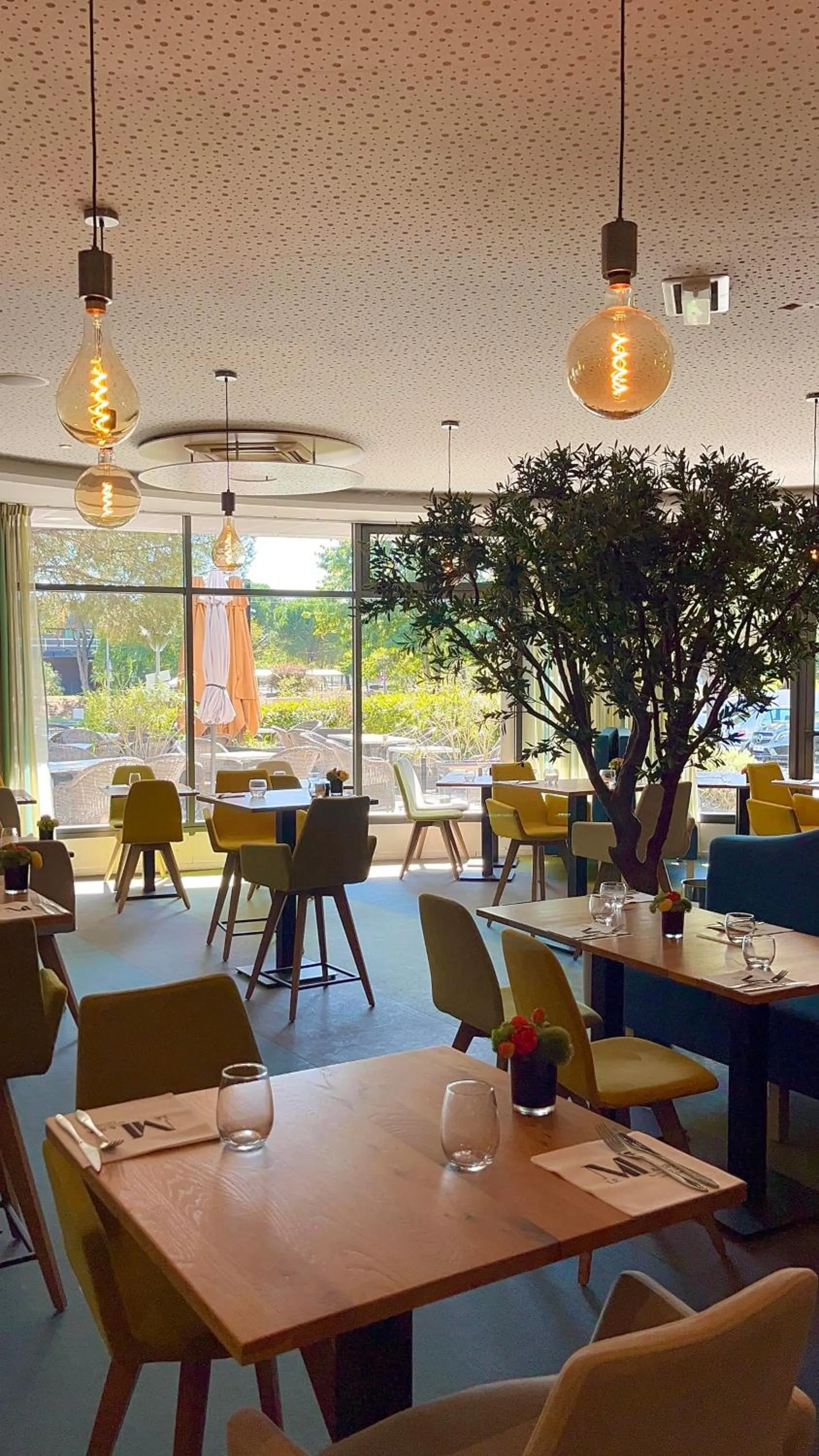 Restaurant/places to eat in Le M & Spa Bordeaux Aéroport by Hôtels & Préférence