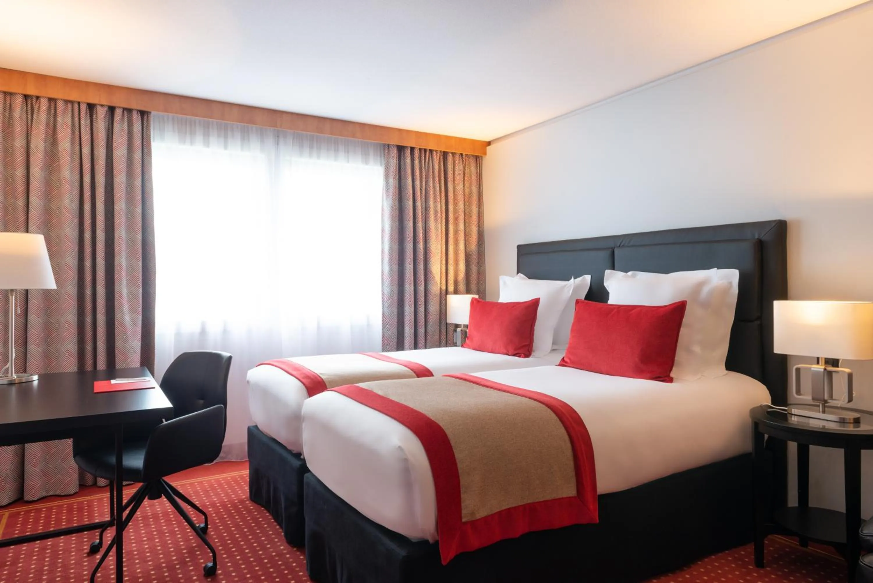 Bed in Le M & Spa Bordeaux Aéroport by Hôtels & Préférence