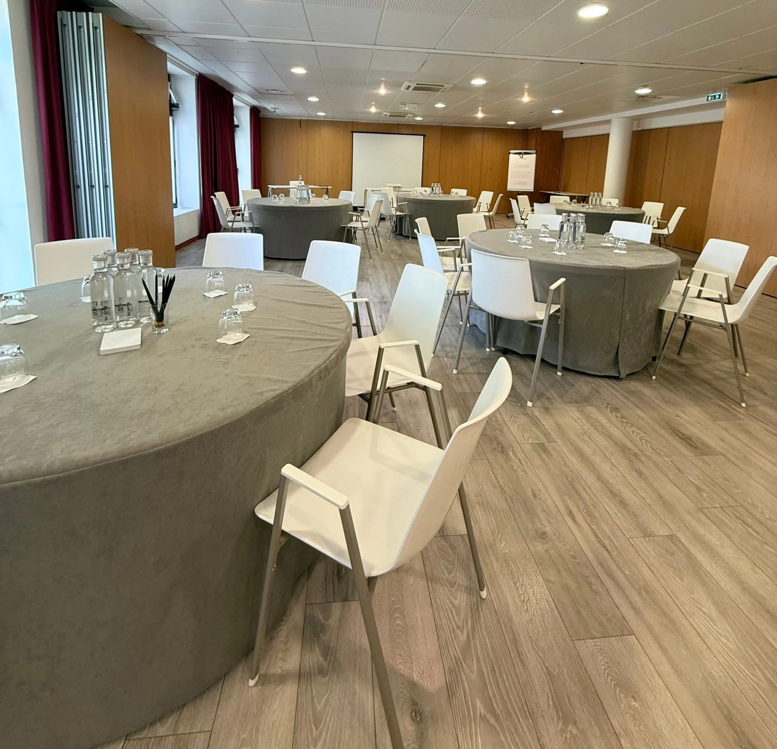 Meeting/conference room in Le M & Spa Bordeaux Aéroport by Hôtels & Préférence