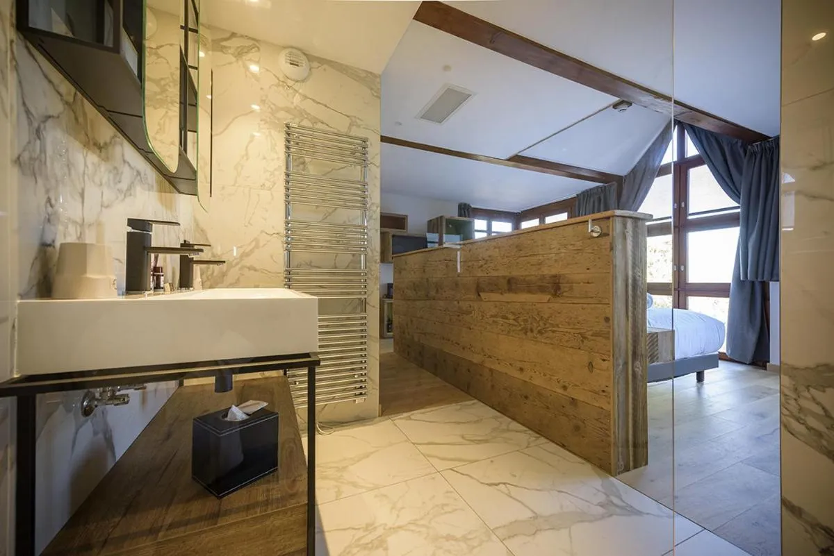 Bathroom in Hôtel La Garenne
