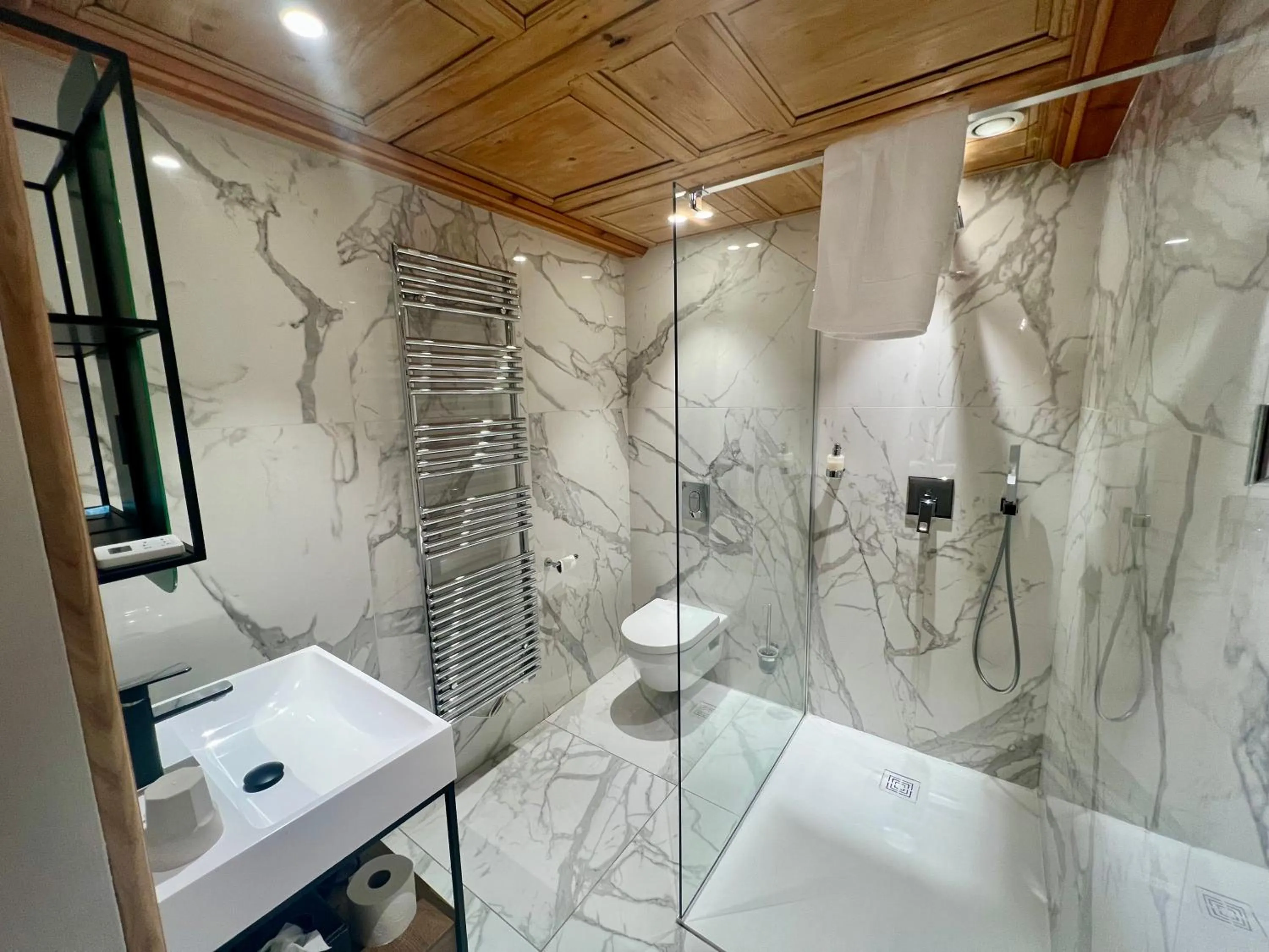 Shower in Hôtel La Garenne