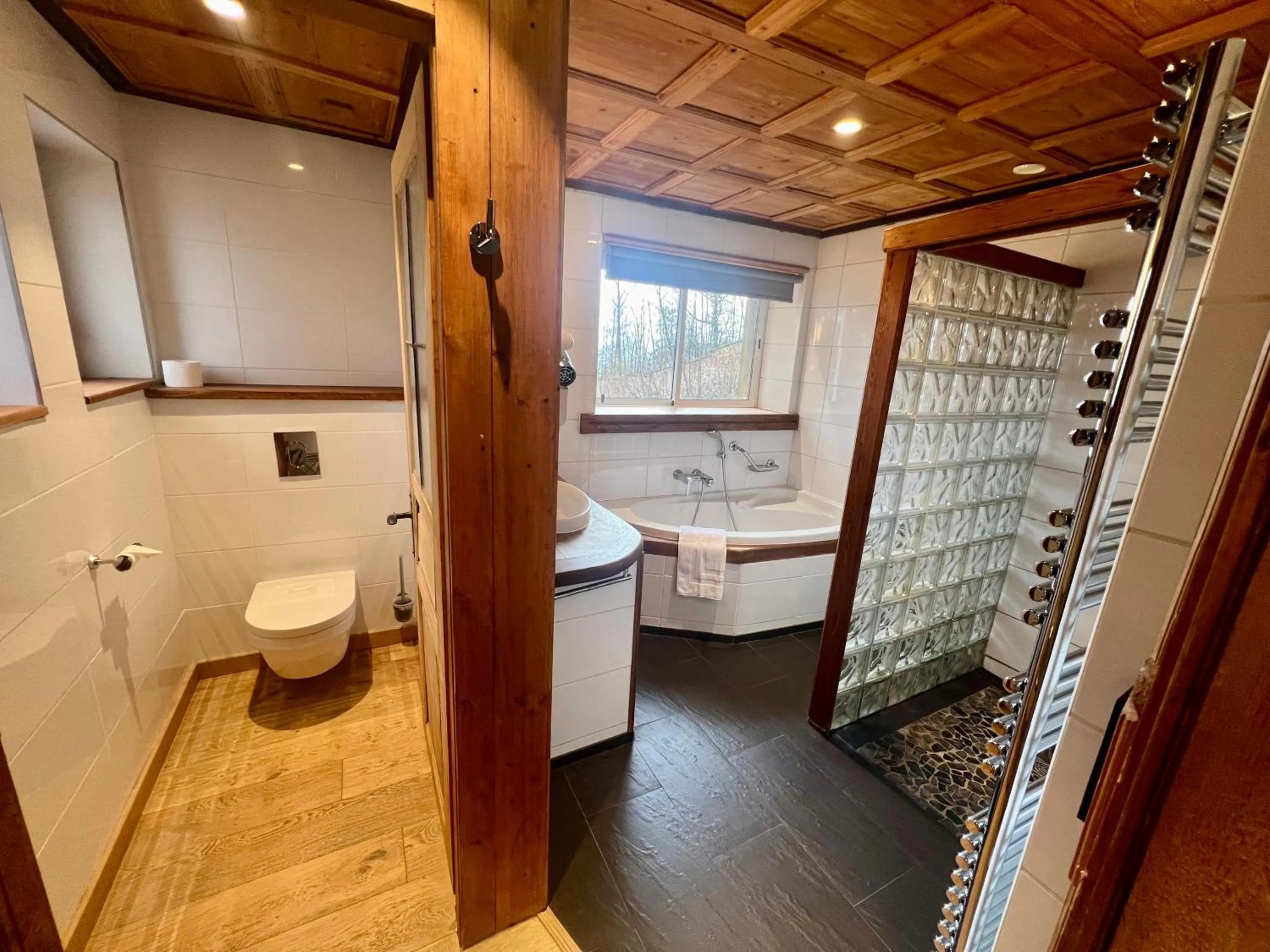 Shower in Hôtel La Garenne