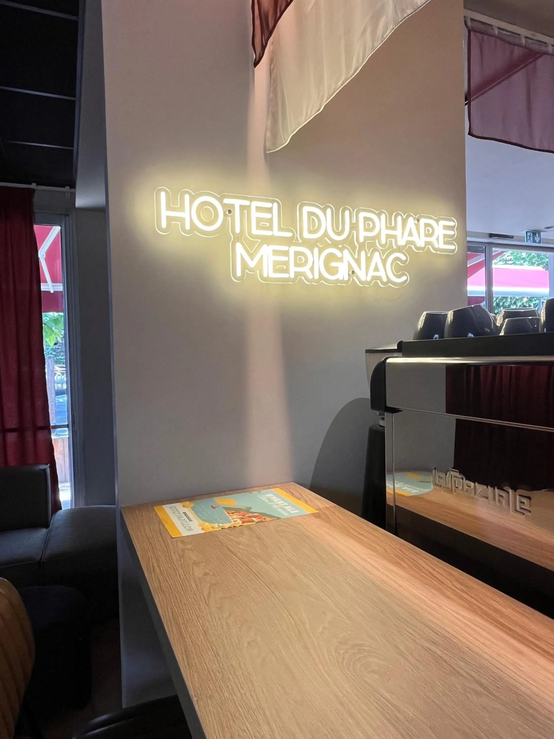 Lounge or bar in The Originals City, Hôtel du Phare, Bordeaux Mérignac