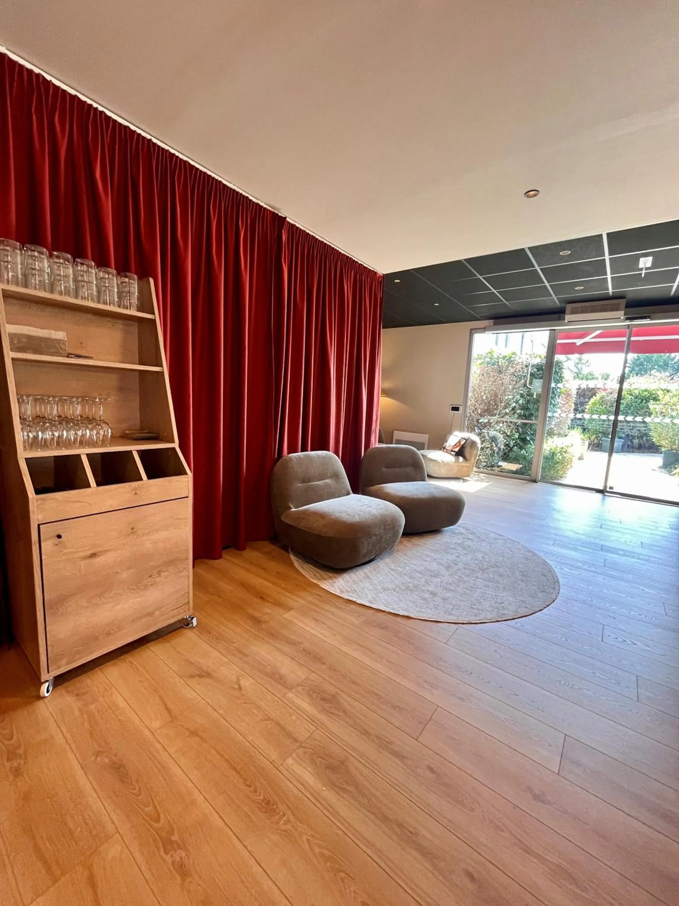 Lobby or reception in The Originals City, Hôtel du Phare, Bordeaux Mérignac