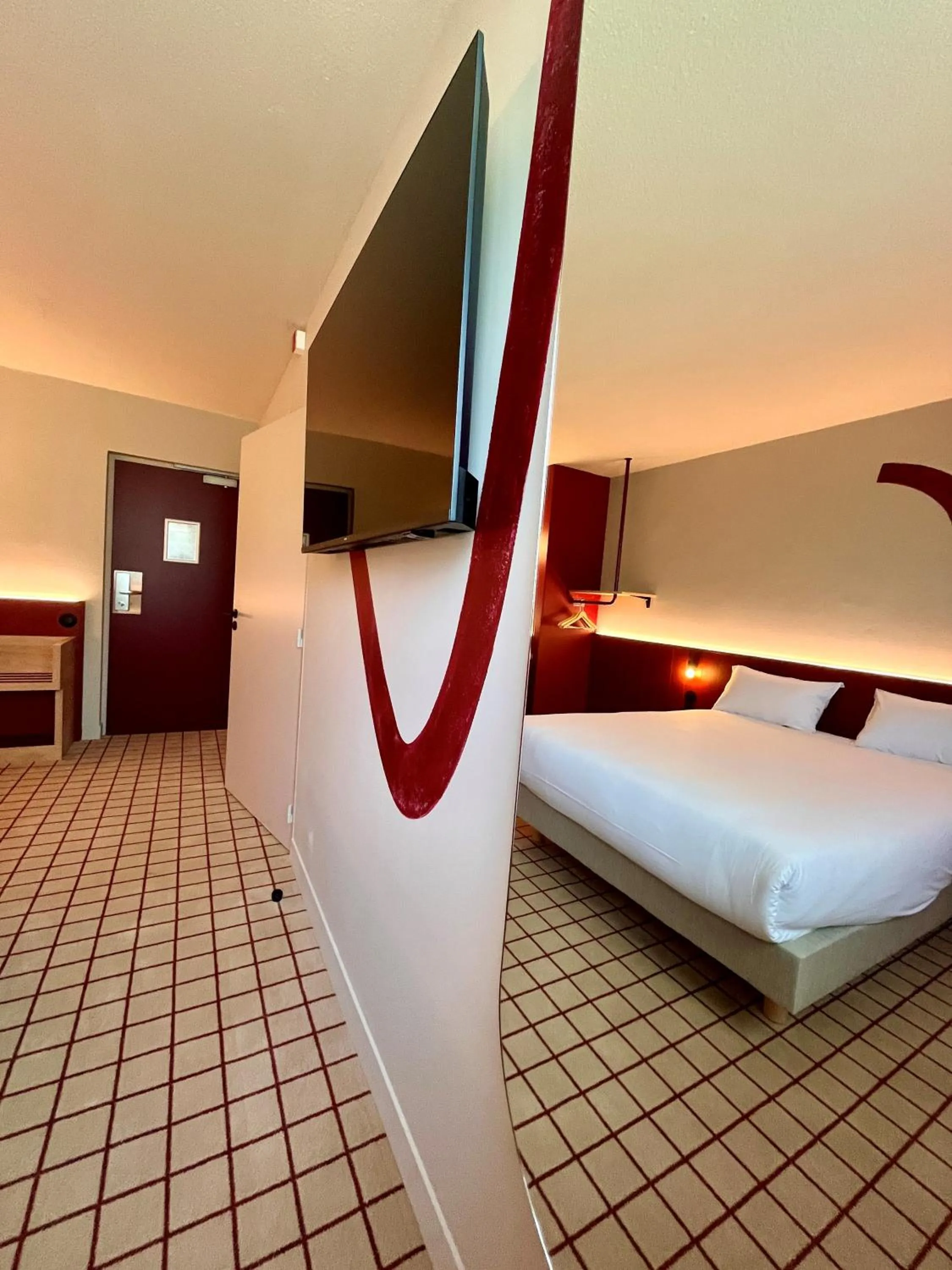 Bed in The Originals City, Hôtel du Phare, Bordeaux Mérignac