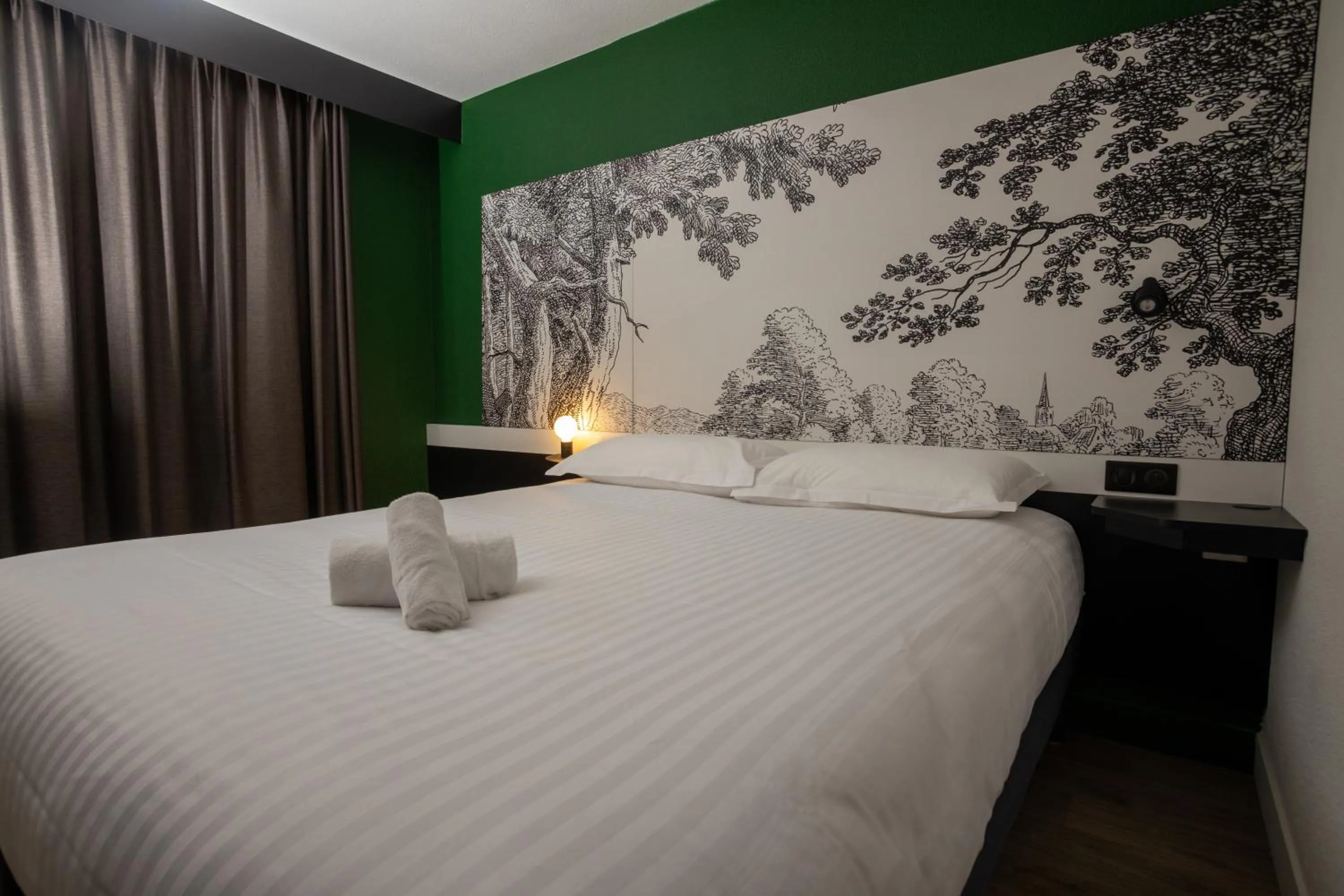 Bed in The Originals City Hôtel Bordeaux Porte du Bassin