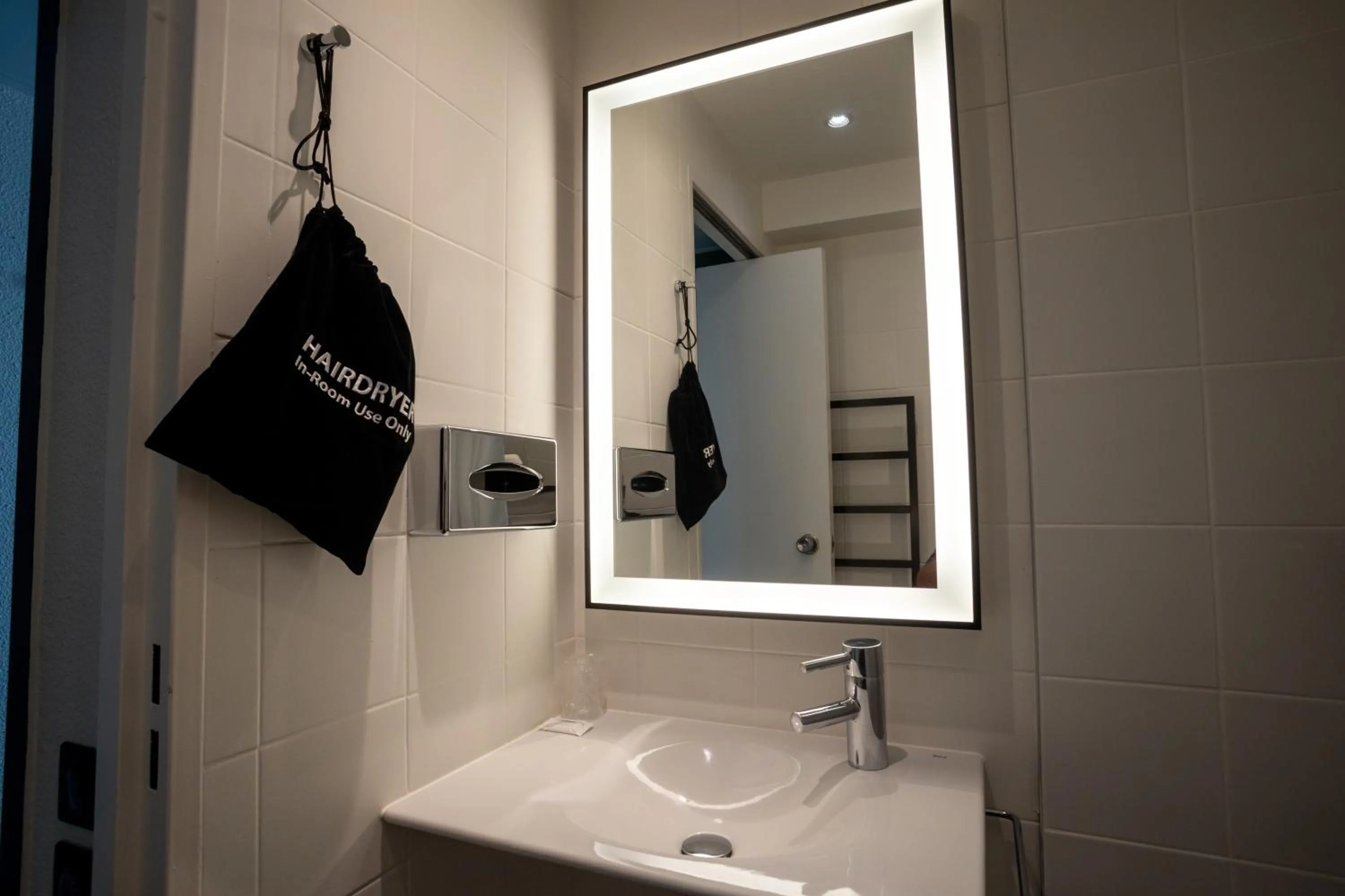 Bathroom in The Originals City Hôtel Bordeaux Porte du Bassin