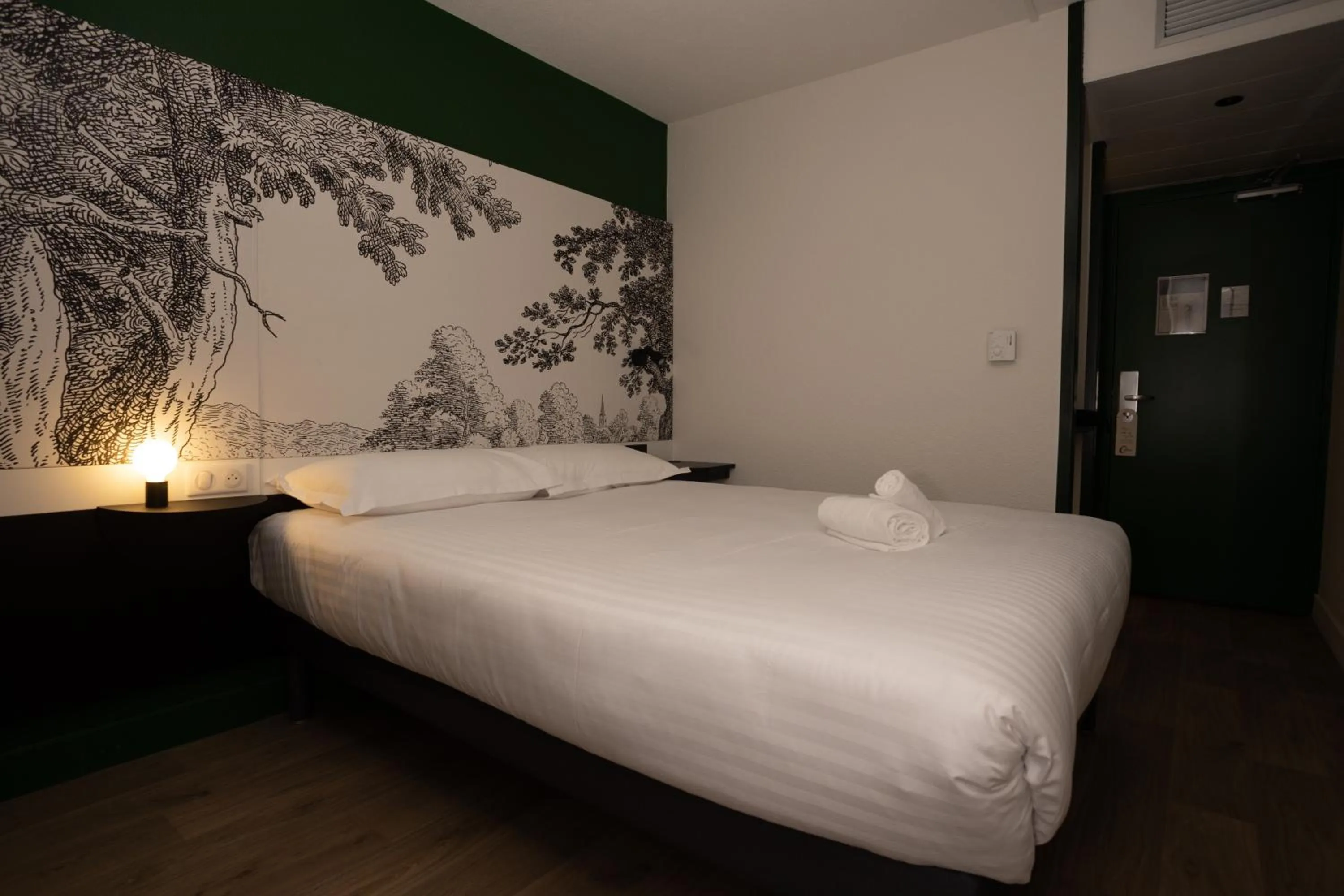 Bed in The Originals City Hôtel Bordeaux Porte du Bassin