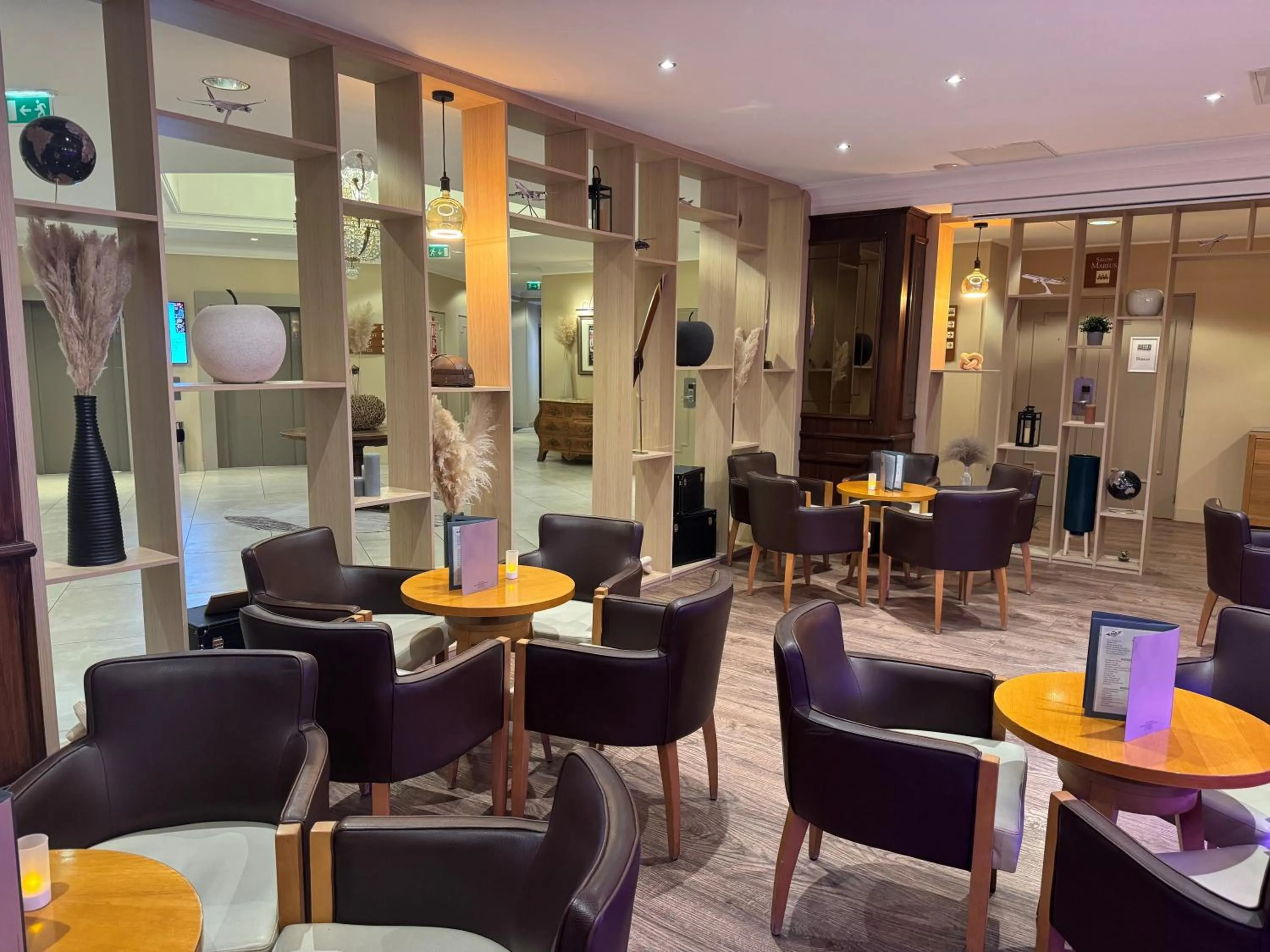 Lounge or bar in Best Western Marseille Aeroport
