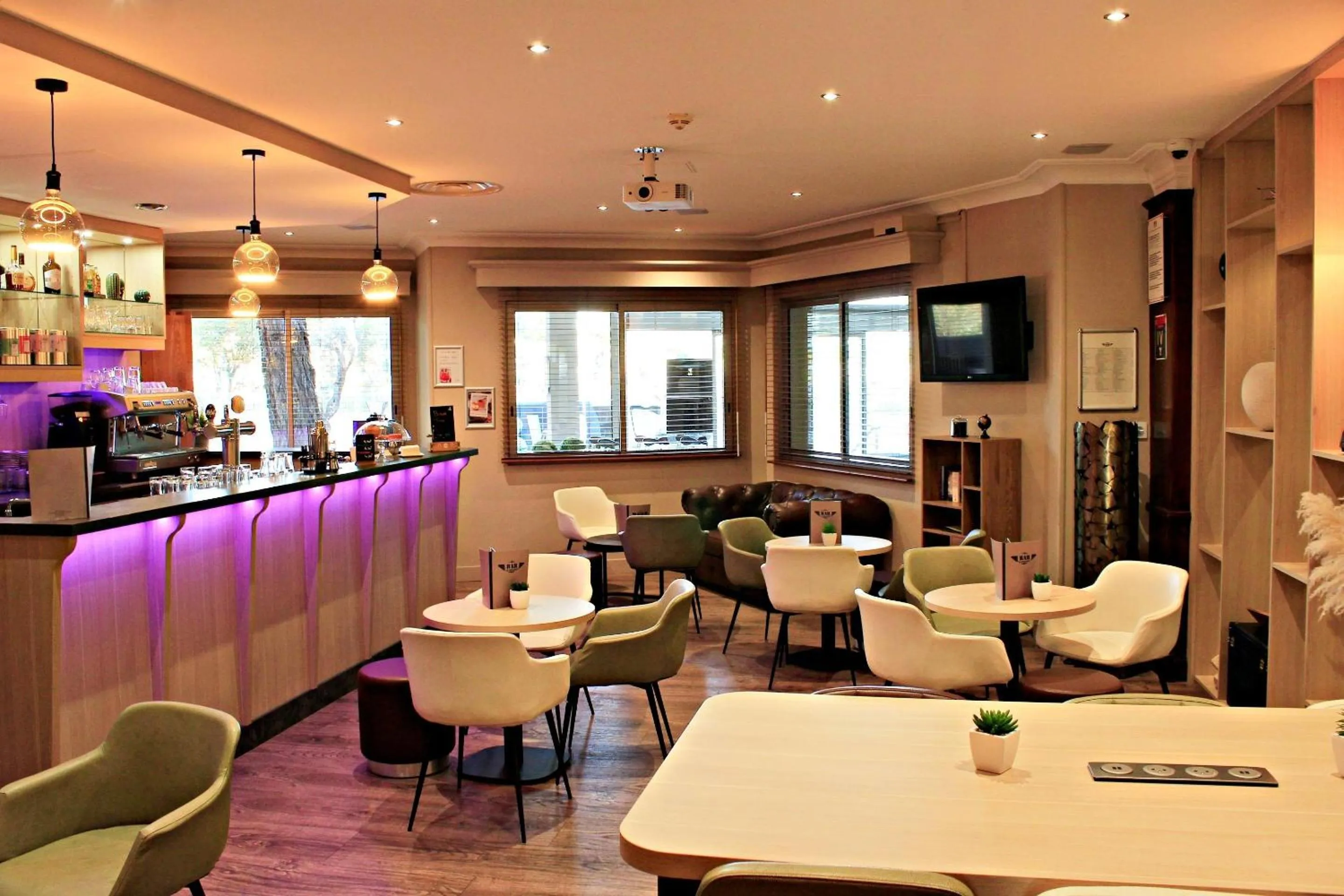 Lounge or bar in Best Western Marseille Aeroport