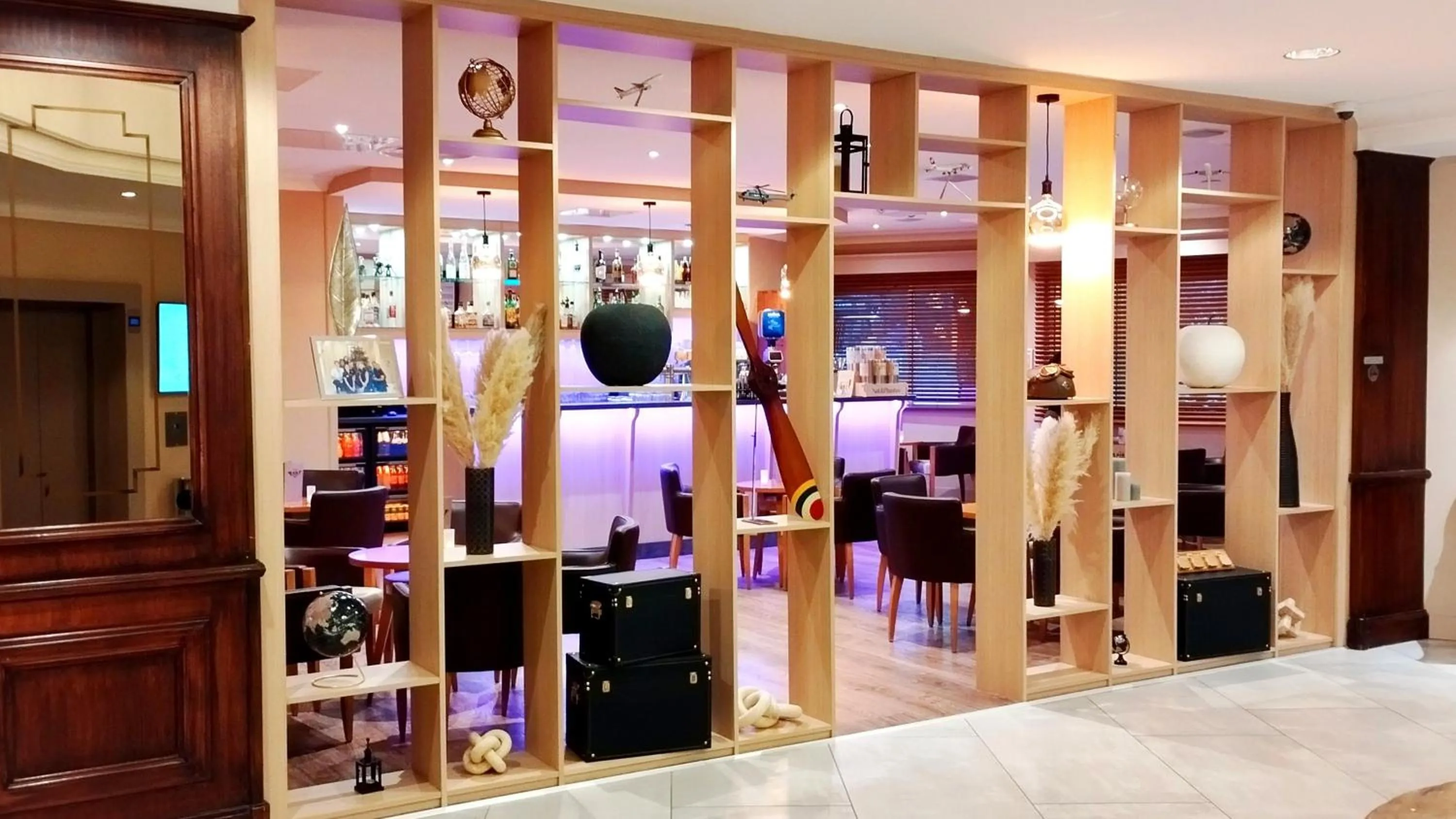Lounge or bar in Best Western Marseille Aeroport