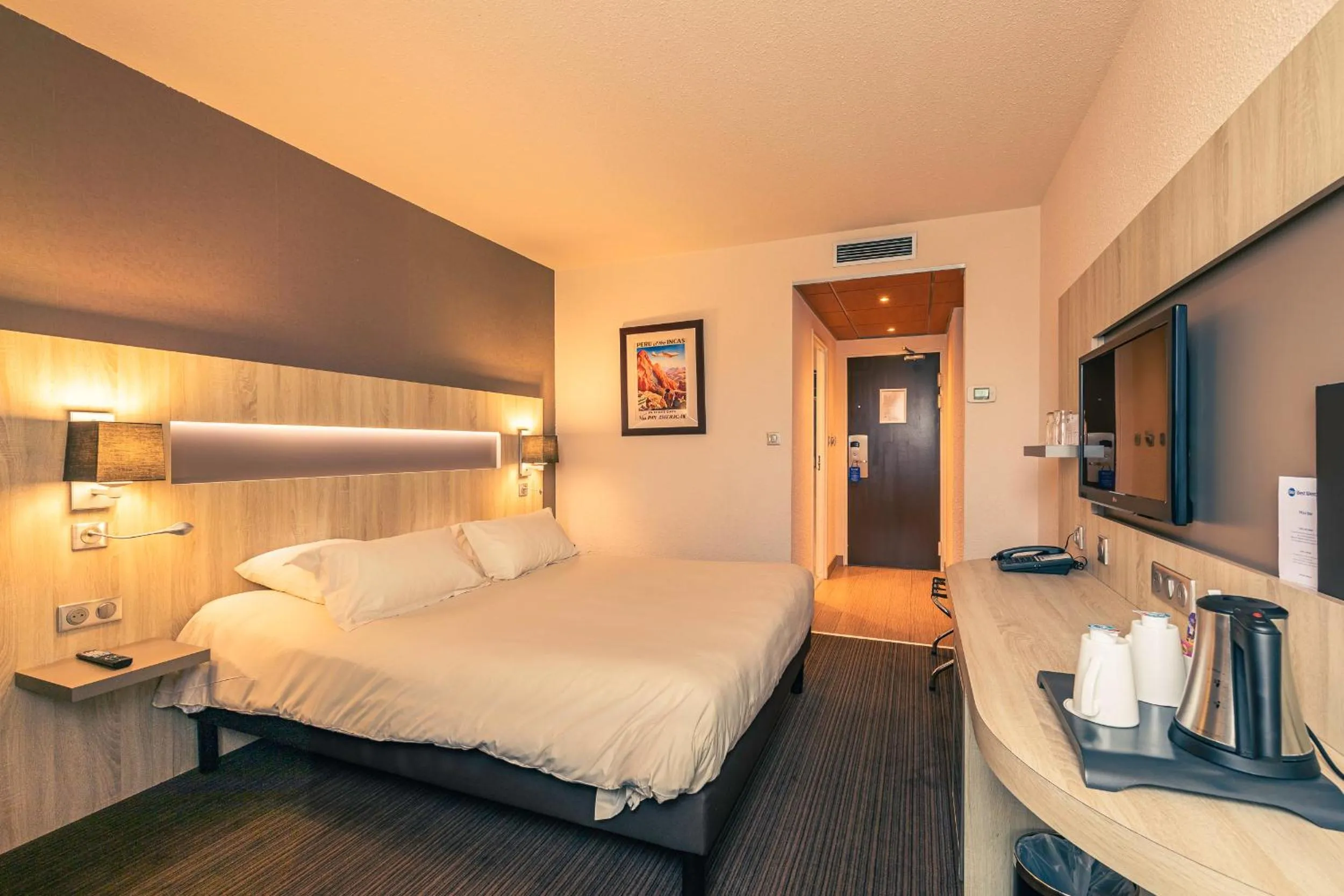 Photo of the whole room, Bed in Best Western Marseille Aeroport