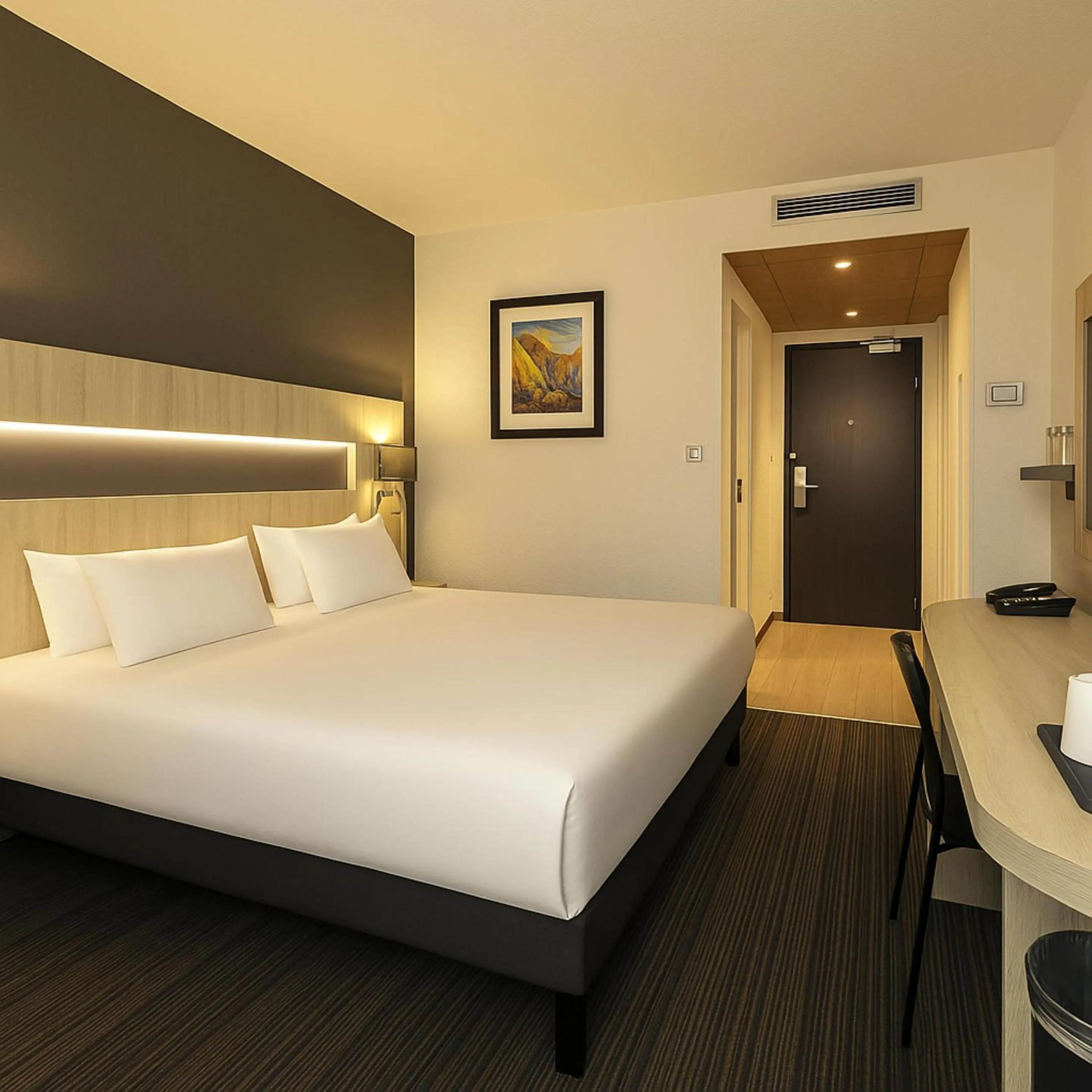 Bedroom, Bed in Best Western Marseille Aeroport