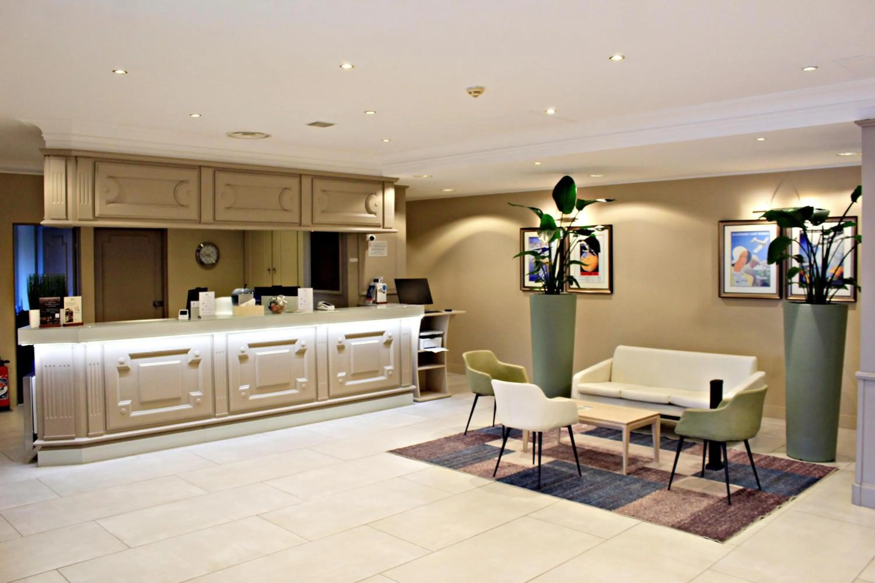 Lobby or reception in Best Western Marseille Aeroport