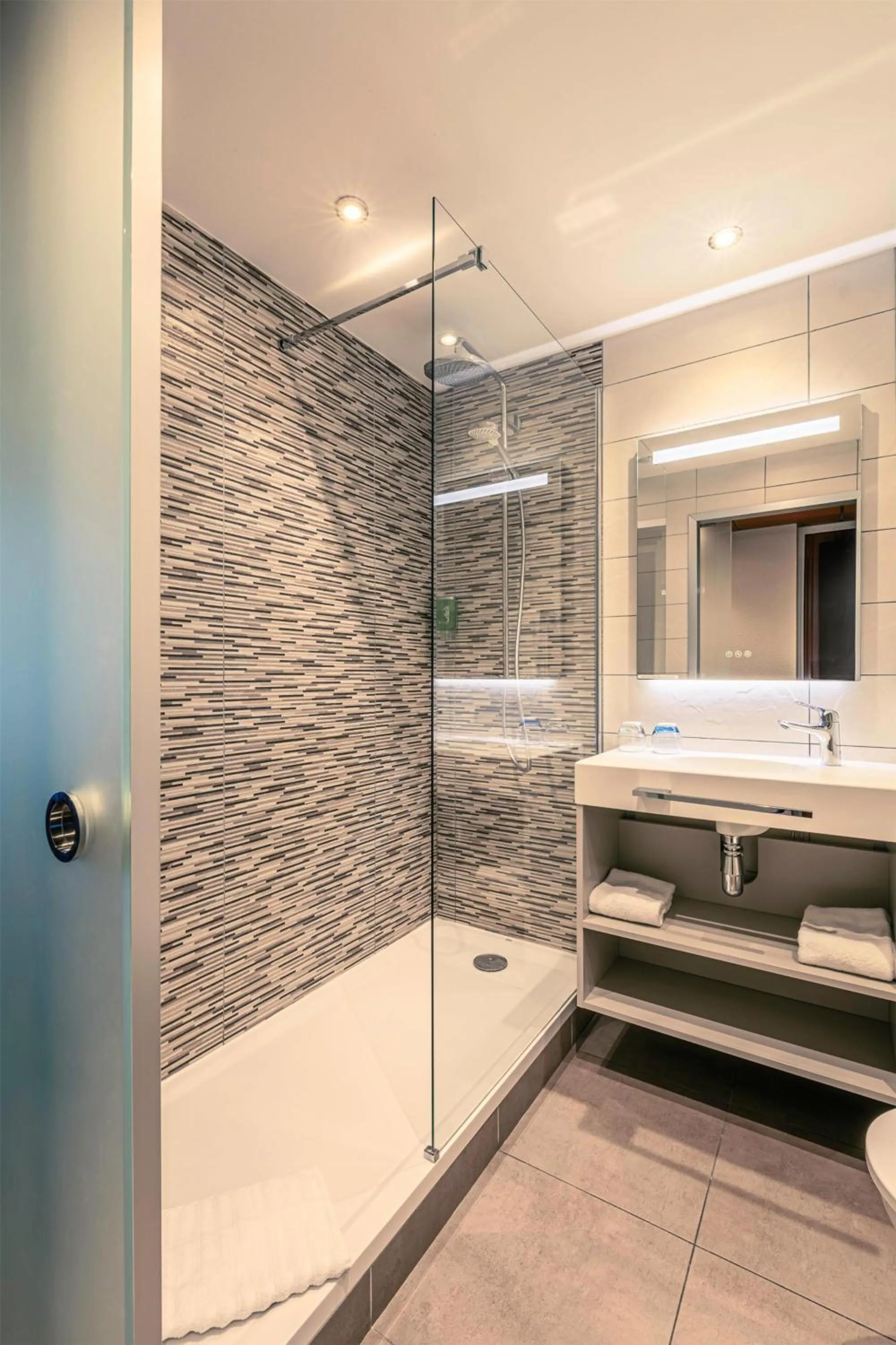 Bathroom in Best Western Marseille Aeroport