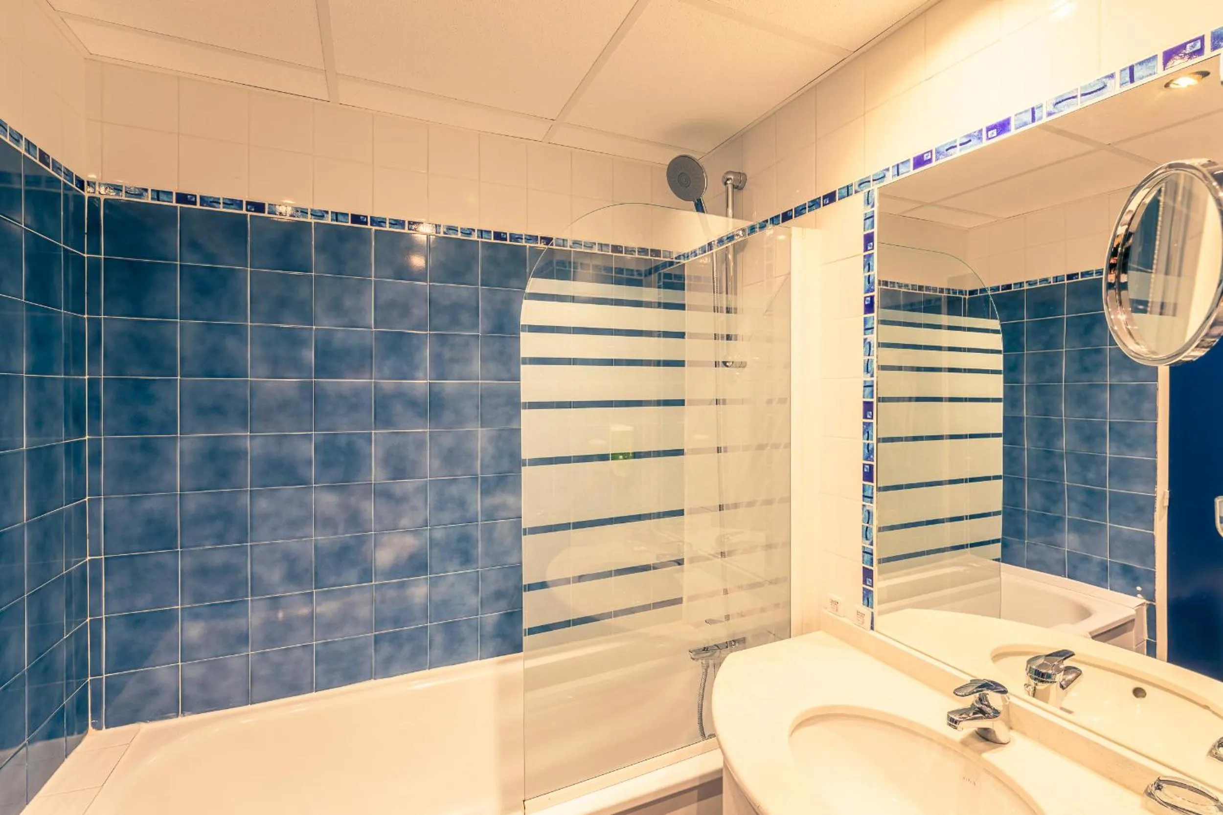 Bath in Best Western Marseille Aeroport