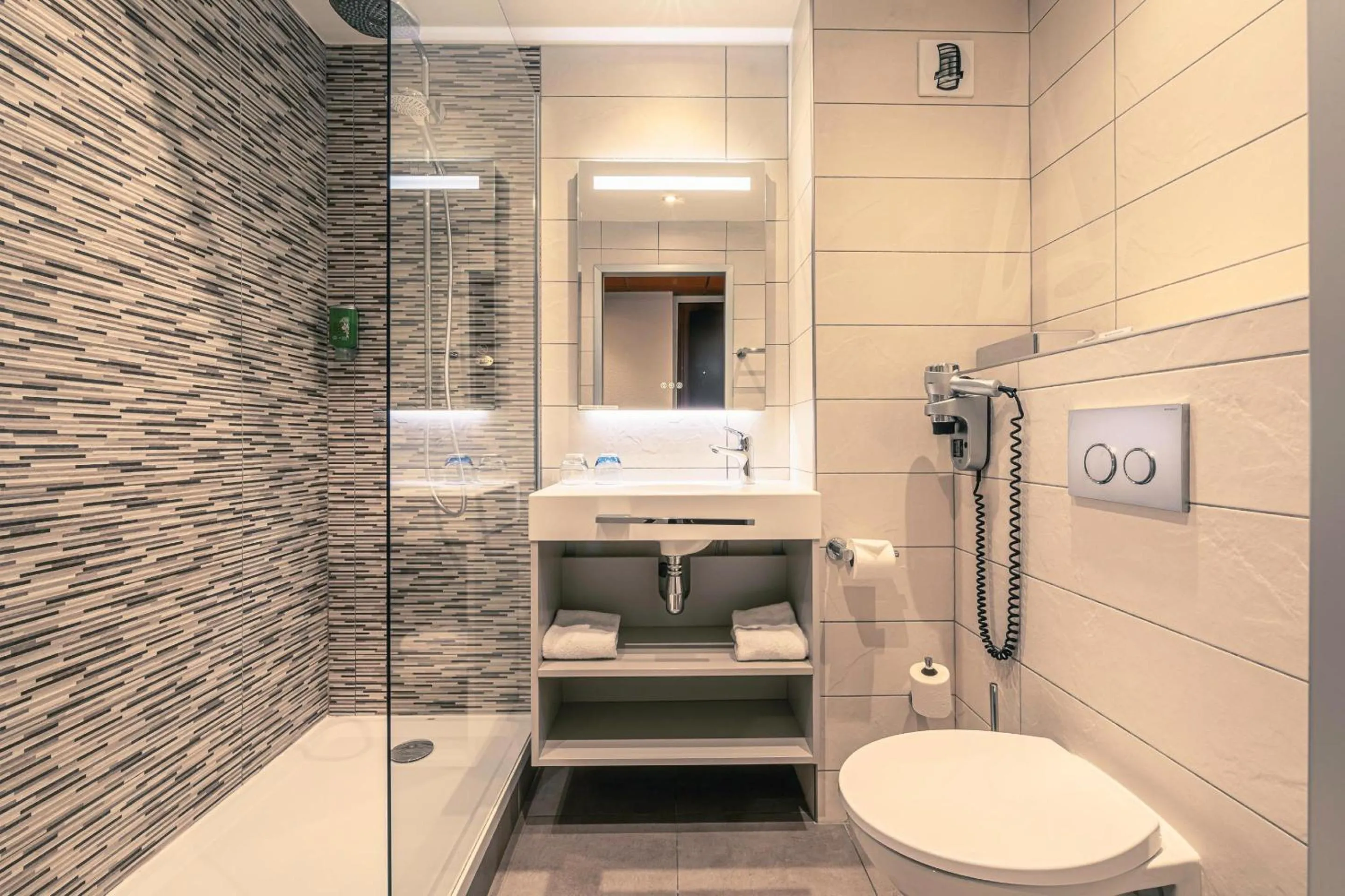 Bathroom in Best Western Marseille Aeroport