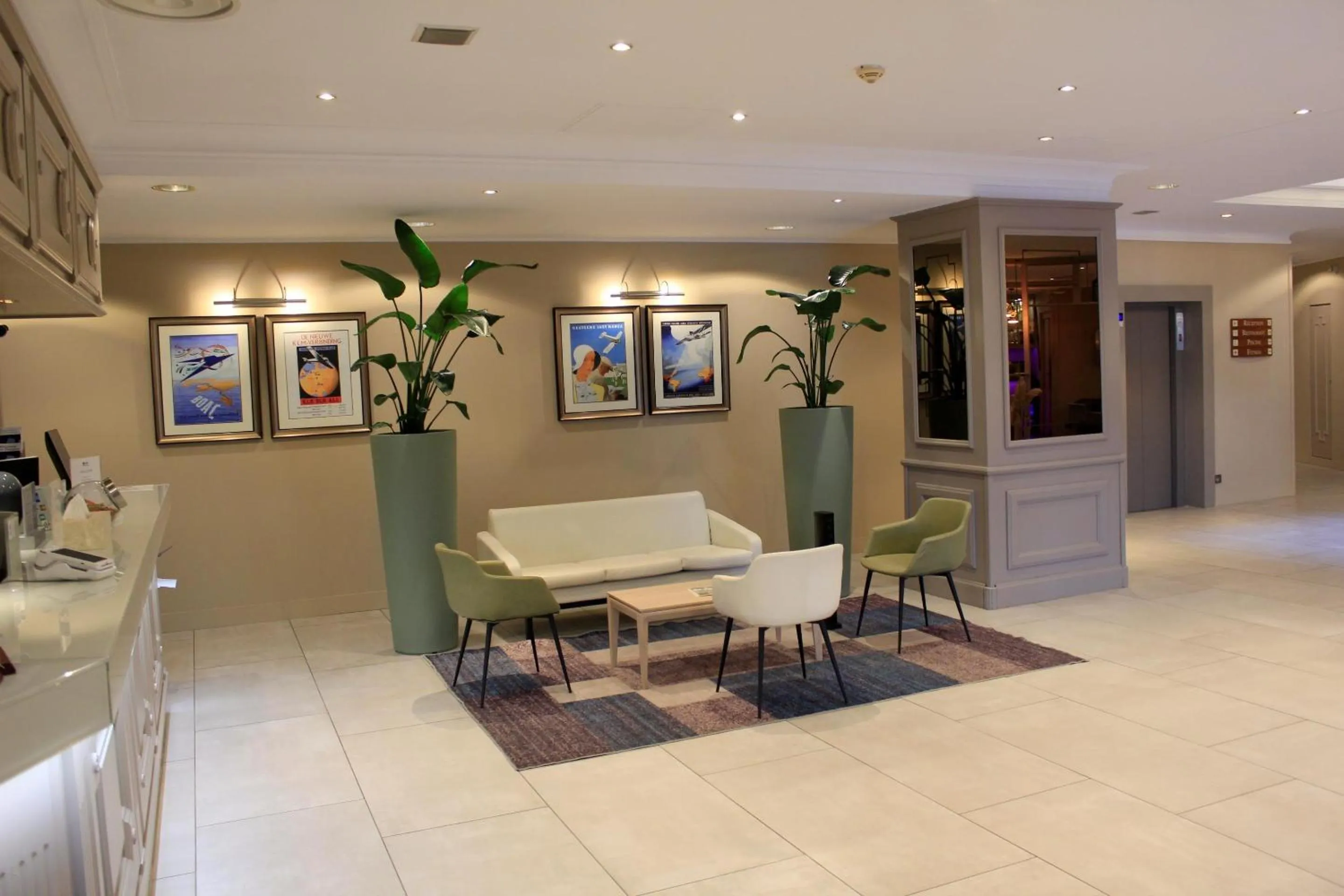 Lobby or reception in Best Western Marseille Aeroport