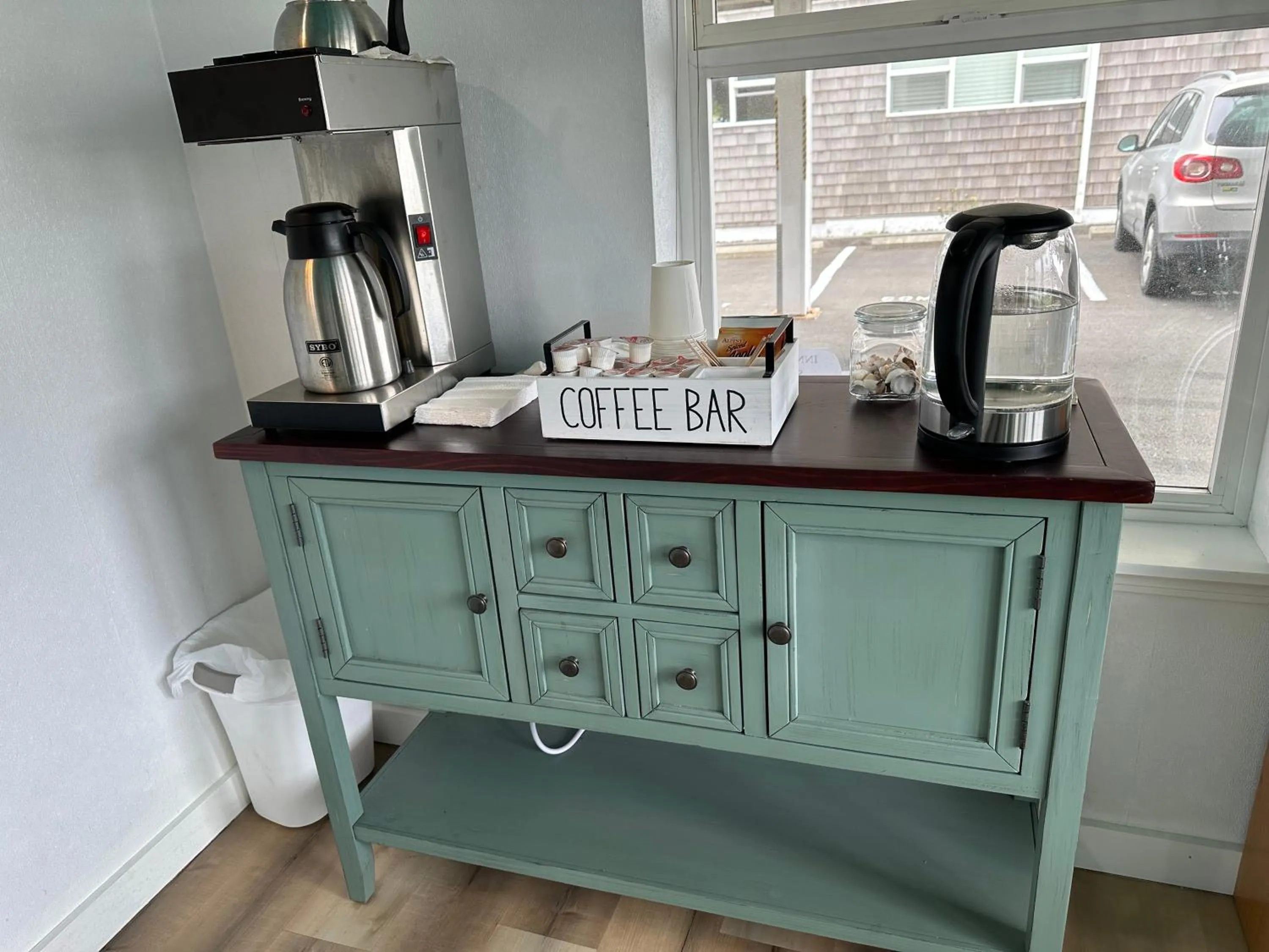 Coffee/tea facilities in Inn at the Shore