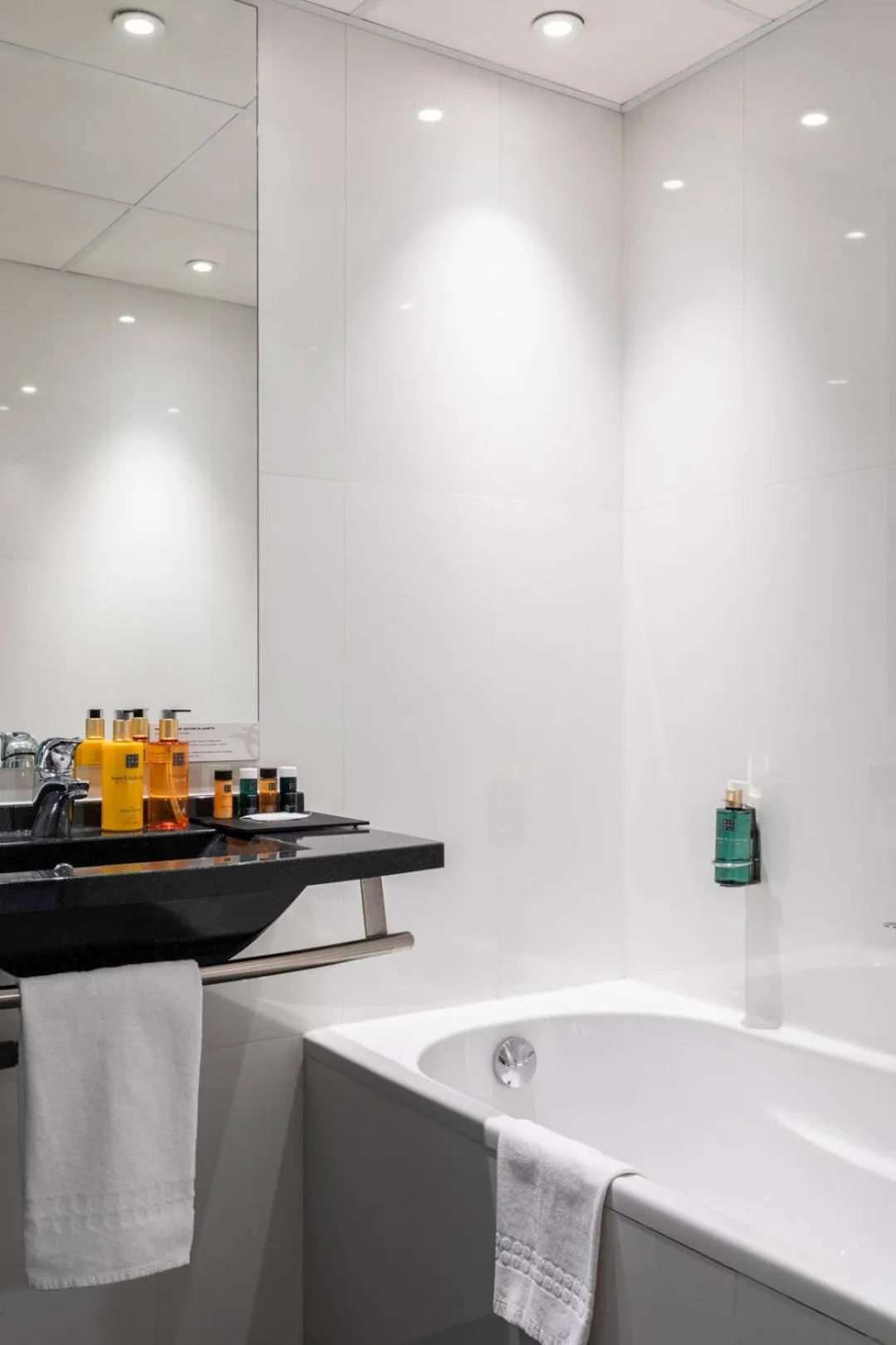 Bathroom in Escale Oceania Aix-en-Provence