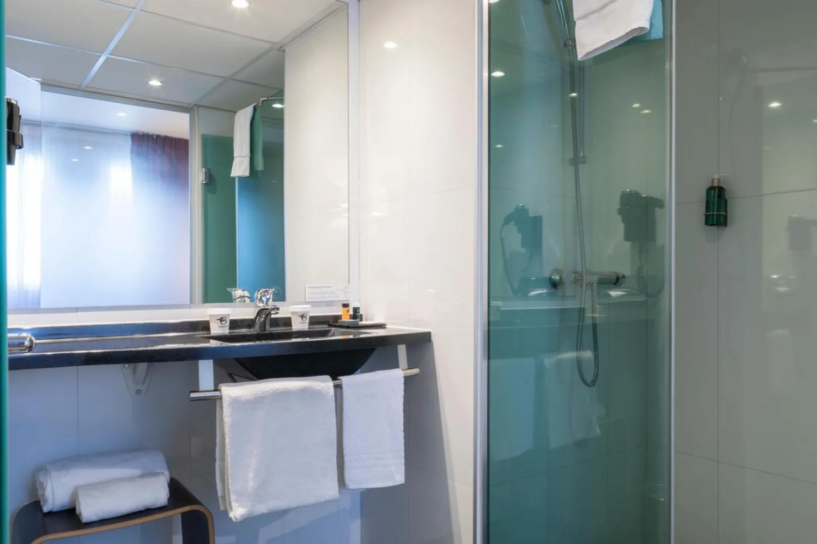 Bathroom in Escale Oceania Aix-en-Provence