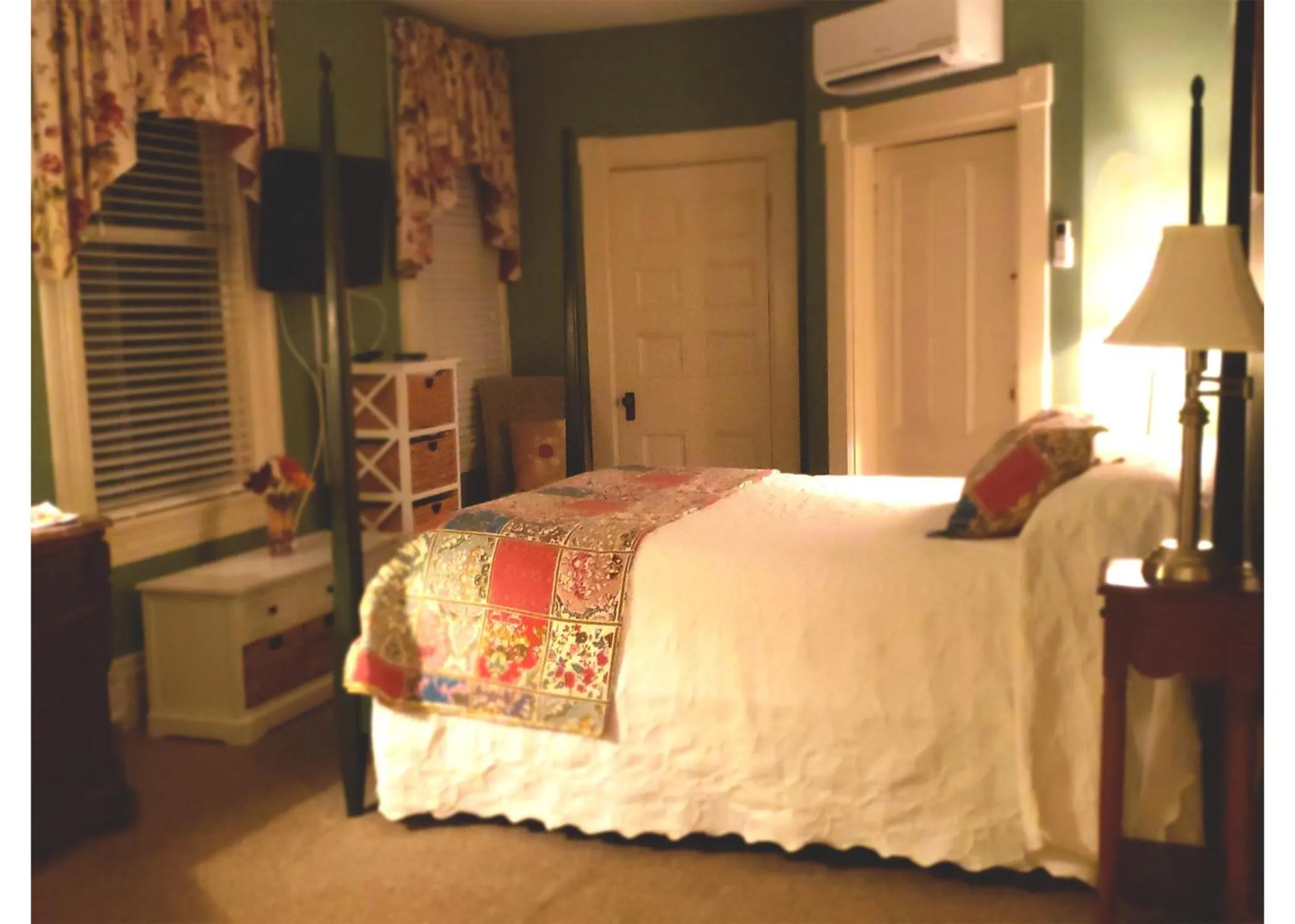 Bed in Vandiver Inn