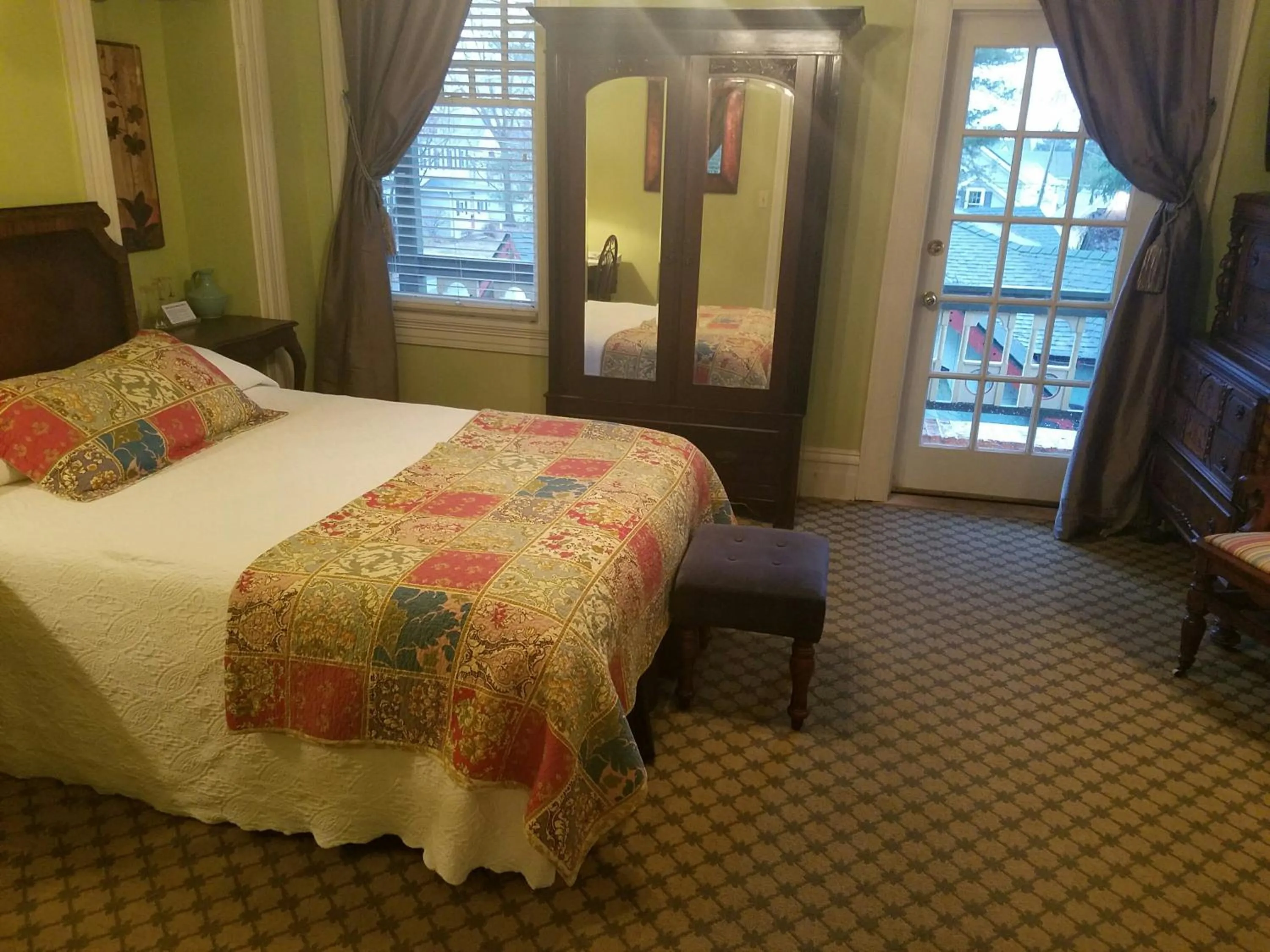Bed in Vandiver Inn