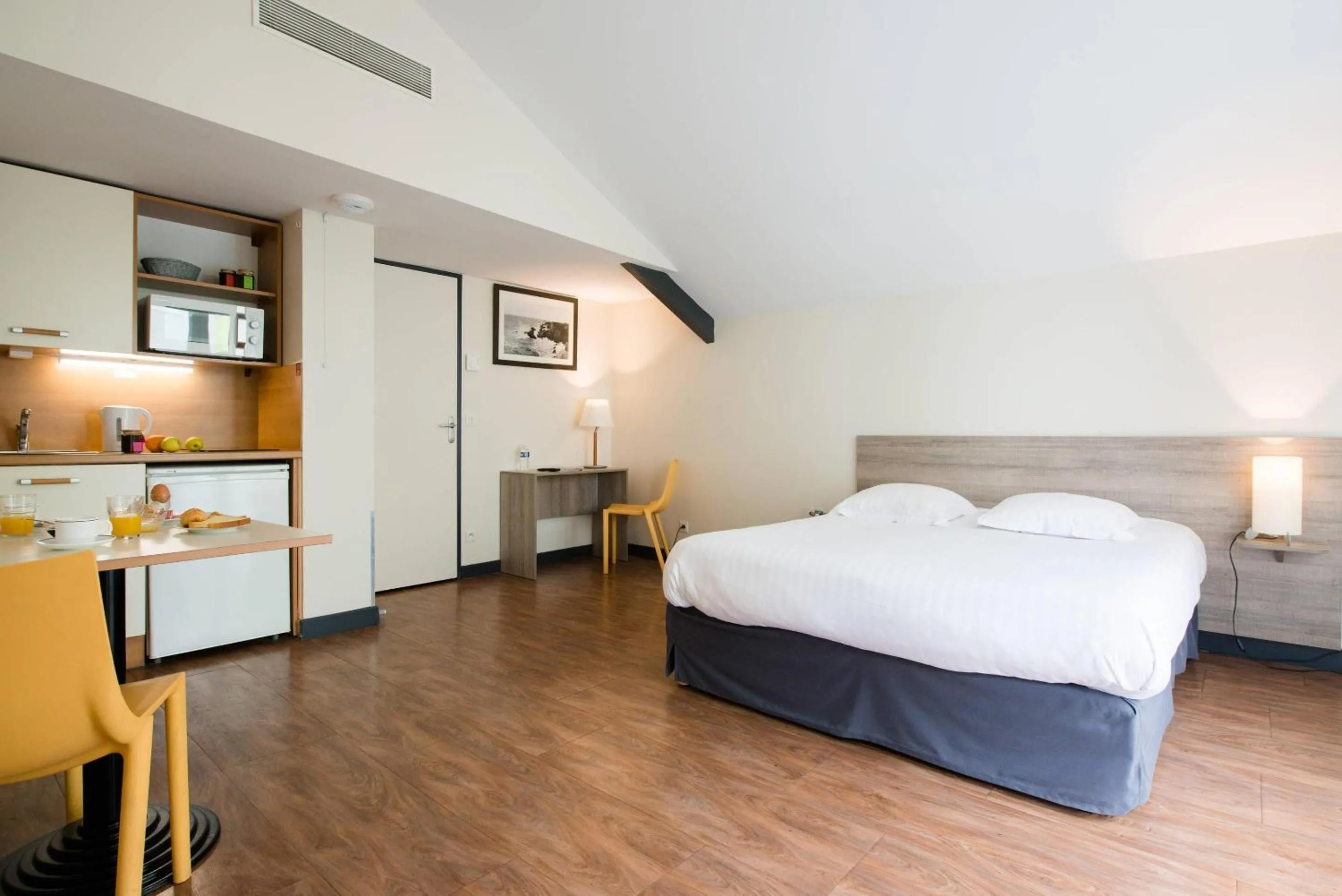 Bedroom, Bed in Comfort Aparthotel Saint-Nazaire Les Portes de l Ocean