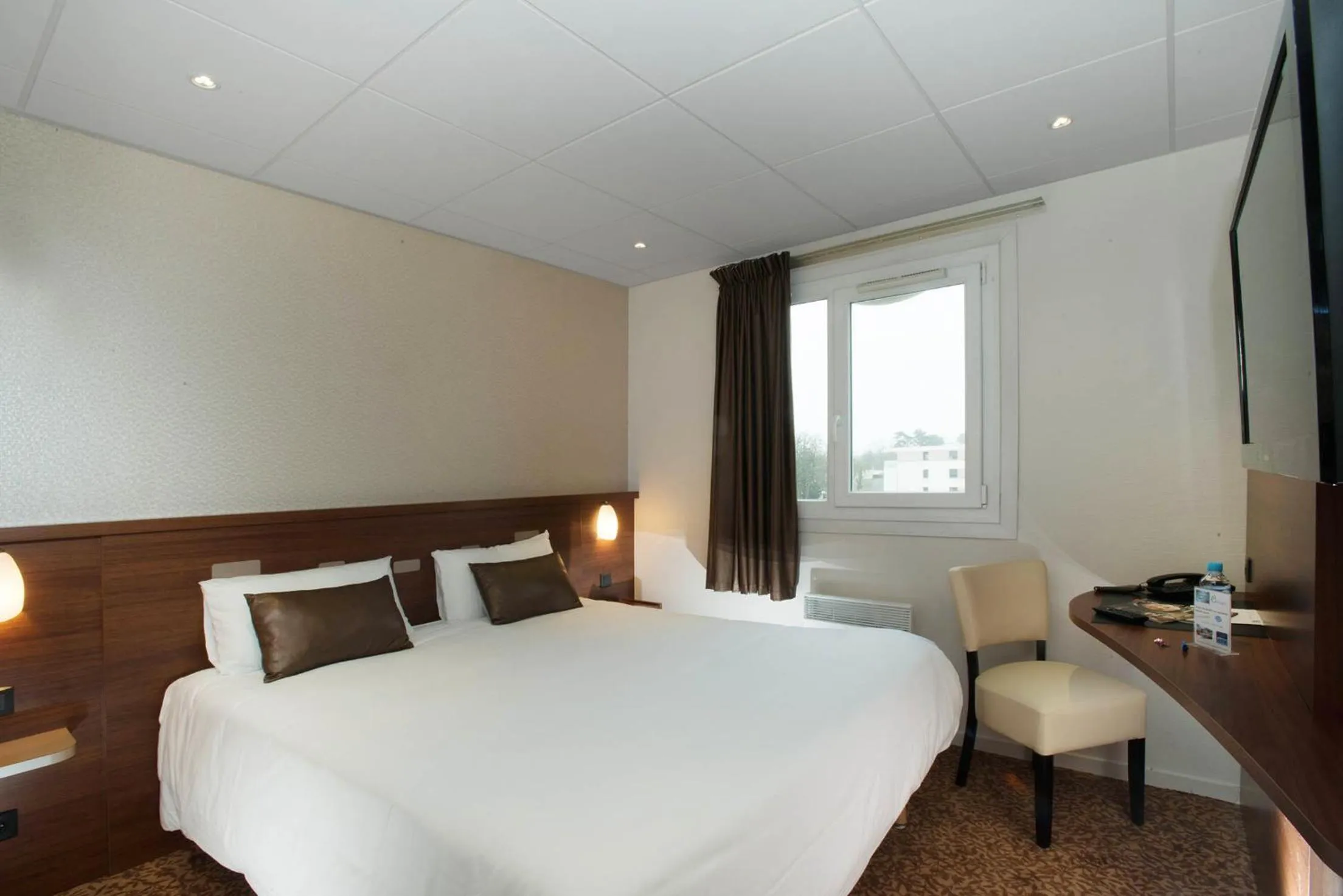 Bedroom, Bed in Brit Hotel Tours Sud – Le Cheops