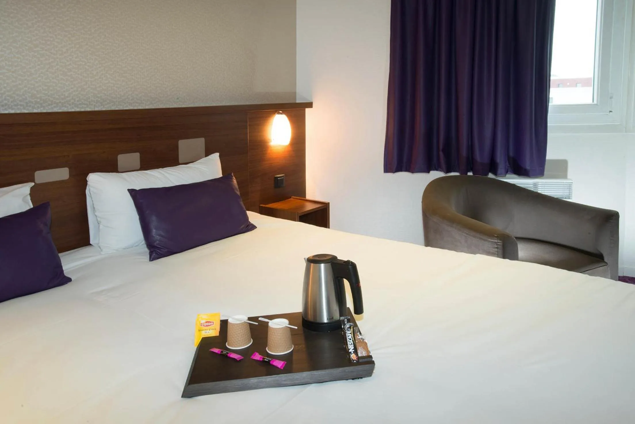 Bed in Brit Hotel Tours Sud – Le Cheops